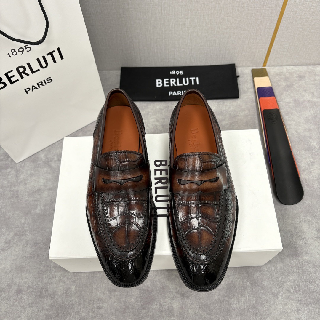 NO:711638,Berlut*'s new men's hand-rubbed formal leather shoes are new. The ingenious aesthetics of crocodile pattern brogues  The perfect fusion of luxury and craftsmanship. It is made of high-quality imported crocodile embossed cowhide. The classic brogue carving process reveals the beauty of details on the toe and side of the shoe. The hollow patterns are scattered like precision lace, which is a living inheritance of European shoemaking tradition. The upper is processed by hand-rubbing process. The inside is water-dyed calfskin.  The soft and comfortable Italian genuine leather outsole has a rubber backing at the heel for excellent non-slip effect. The crocodile pattern texture runs through the shoe body, giving it a sense of wildness and luxury. The stitching details of the shoe body are exquisite, and the hand-stitched stitches are not only a reflection of craftsmanship, but also inject soul into the retro gentleman style. The black model is like a midnight gentleman, with its own calmness.  field; the brown tone is like an aged wine, full of retro texture. The design of the sole is even more surprising. The blue and burgundy gradient outsole is printed with the brand's exclusive artistic embossing. The metal ornaments at the toe are not only decorative, but also add wear resistance. The details show the brand's ultimate pursuit of quality. Lace-up design  It not only ensures the fit of the shoe upper, but also provides style extensibility for business and leisure looks. From suits and leather shoes for business meetings to yuppie wear for casual occasions, it can be the finishing touch of the style, giving the wearer a subtle style and taste. It is an indispensable luxury collection in a gentleman's shoe cabinet!  -Standard leather shoe sizes 39~44# (customized at 38.45.46), business suit, cowhide, Leather soles19860909Berlut* 布鲁提 新款男士手工擦色正装皮鞋上新 鳄鱼纹布洛克鞋的匠心美学 奢华与匠心的完美融合.甄选优质进口鳄鱼压纹牛皮制成.经典布洛克雕花工艺在鞋头与鞋侧绽放细节之美,镂空花纹如精密蕾丝般错落,是欧洲制鞋传统的活态传承.鞋面采用手工擦色工艺处理效果.内里水染小牛皮柔软舒适意大利真皮大底后跟加入橡胶底片防滑效果极好鳄鱼纹肌理贯穿鞋身,野性与奢华感拉满；鞋身缝线细节精致入微,手工缝制的针脚既是工艺的体现,又为复古绅士格调注入灵魂.黑色款如午夜绅士,自带沉稳气场；棕色调则似陈年佳酿,复古质感拉满.而鞋底的设计更是暗藏惊喜,蓝色酒红色渐变的大底印有品牌专属的艺术压纹,鞋头处的金属饰件不仅是装饰,更添耐磨属性,细节之处尽显品牌对品质的极致追求.系带设计既保证了鞋面的贴合度,又为商务、休闲造型提供了风格延展性.从商务会晤的西装革履,到休闲场合的雅痞穿搭,它都能成为造型的点睛之笔,为穿着者赋予不彰自显的格调与品位,是绅士鞋柜中不可或缺的奢雅藏品！ -标准皮鞋码数39～44#（38.45.46定做）,,business suit,cowhide,Leather soles,Men's shoes