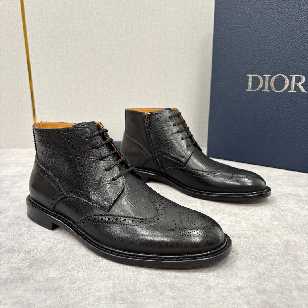 NO:711635,CD's new product Dio*r Men's Brogue Mid-top leather boots are a cross-border masterpiece between French luxury and British yuppie. Haute couture genes meet the retro style of brogue carving. This series of men has become the style symbol of the 'yuppie gentleman' in the fashion industry. It uses top-grade calfskin open-edge beaded bright leather, and some shoes use crocodile pattern embossing technology, which is full of gloss and rich in layers.  .The classic brogue carving process runs through the shoe body, and the exquisite punching and texture are as delicate as works of art, which is an iconic expression of the British retro style; the side zipper design hides ingenuity, which not only ensures the convenience of putting on and taking off, but also keeps the upper lines simple and smooth; the interior is made of calf leather lining with excellent skin-friendly properties, which makes it full of comfort when walking. It uses Italian genuine leather outsole with composite rubber backing.  The silhouette is neat and capable, and the tailoring that fits the ankle not only retains the cool style, but also can be perfectly adapted to a variety of outfits, creating the fashion possibility of 'one shoe, many outfits'. Comes with original packaging for sale!  !  !  -Standard size 39～44# (38.4546. Customized),,dior,dior,boots,cowhide,Leather soles19860909CD家新品 Dio*r 迪-奥 男士布洛克 中帮皮靴法式奢华与英伦雅痞的跨界杰作 高定基因邂逅布洛克雕花的复古风情,这系列男士便成为了时尚界“雅痞绅士”的风格符号.选用顶级小牛皮开边珠亮皮,部分鞋款采用鳄鱼纹压花工艺,光泽度饱满且富有层次 .经典布洛克雕花工艺贯穿鞋身,精致的冲孔与纹路如艺术品般细腻,是英伦复古风的标志性表达；侧边拉链设计暗藏巧思,既保证了穿脱的便捷性,又让鞋面线条保持简洁流畅；内里采用亲肤性极佳的小牛皮质衬里,行走时的舒适感拉满.采用意大利真皮大底复合橡胶底片. 廓形利落干练,贴合脚踝的剪裁既保留了的飒爽型格,又能完美适配、等多种穿搭,打造“一鞋多搭”的时尚可能性.配原包装发售！！！ -标准码数39～44#（38.4546.定做）,,dior,dior,boots,cowhide,Leather soles,Men's shoes