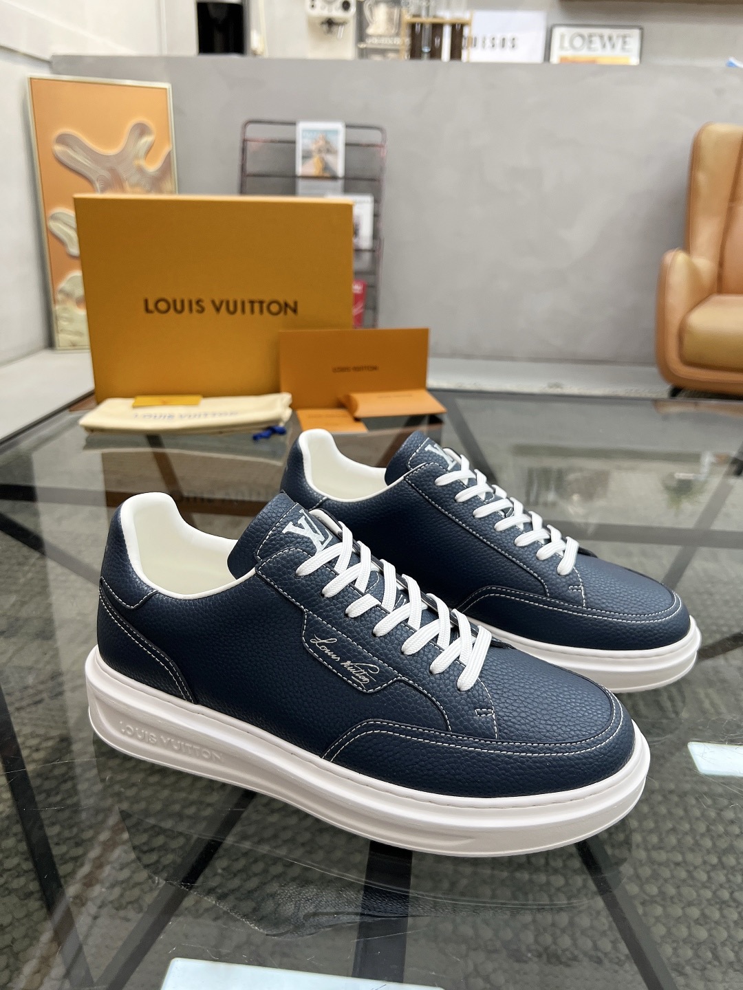 NO:575001,Lv Louis Vuitton's top purchasing agent is synchronized with the popular sports sneakers of the street-famous god. The uppers are made of pebbled cowhide fabric imported from Italy, high-quality stitching and complex handicrafts, breathable and comfortable cowhide lining, the soles are specially provided by the original factory, and the foamed exclusive movable molded soles are super comfortable. The original factory follows the order, high quality, you can come in and out at will, welcome to compare, code number 38-44 (order 45), louis vuitton, louis  vuitton,cowhide19860909Lv路易威登 顶级代购 路 炸街男神爆款运动板鞋同步,鞋面意大利进口荔枝纹牛皮面料,高品质走线拼接复杂工艺品,透气舒适牛皮里垫,鞋底原厂特供原版底,发泡独家活动成型底超级舒适,原厂跟单货,高品质,可随意进出,欢迎对比,码数 38-44（ 订 45）,,louis vuitton,louis vuitton,cowhide,Men's shoes