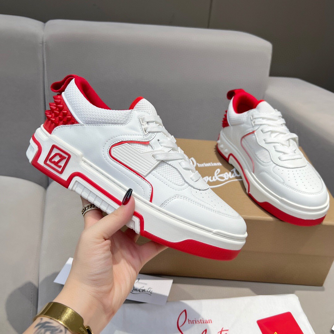 NO:588808,Dongguan version Wang Junkai, Yang Mi, Xu Kai, Zhang Jingyi, Ding Chengxin, Chen Muchi, Wang Ziyi, the same Cistian Louboutin 2025 [new product] CL ASTROLOUBI, a thick sole for men and women that perfectly blends fashion and sports. The fabric is made of luxurious calfskin, soft suede, smooth satin and laminated leather, and the back is decorated with classic rivets.  The inner lining is mixed with a knitted tongue, which increases durability, breathability and quick-drying comfort. The outsole is made of a combination of EVA foam and imported rubber, and the colorful iconic letters on the side of the outsole show the brand's unique style. It is a ceiling-level comfort!  !  !  Five colors available. Current men's sizes - sizes 39--45 (women's sizes 35-40 are being updated). Customized styles. Returns are not supported. Cowhide, chamois leather19860909东莞版本王俊凯 杨幂 许凯 张婧仪 丁程鑫 陈牧驰 王子异 同款Cistian Louboutin路铂廷 2025【新品】 CL ASTROLOUBI 男女同款厚底时尚与运动完美融合, 面料采用奢华小牛皮、柔软麂皮、光滑缎面以及层压真皮,及后帮配经典的铆钉装饰. 内里搭配针织鞋舌混合而成,增加了耐用、透气和速干的舒适性. 大底采用 EVA 发泡和进口橡胶组合,彩色的外底侧面 标志性字母,展现出品牌的独特格调. 是一款天花板级别的舒适！！！ 五色可选目前男码 -码数39--45（女码35-40更新中） 定制款式,不支持退货,,cowhide,chamois leather,Men's shoes