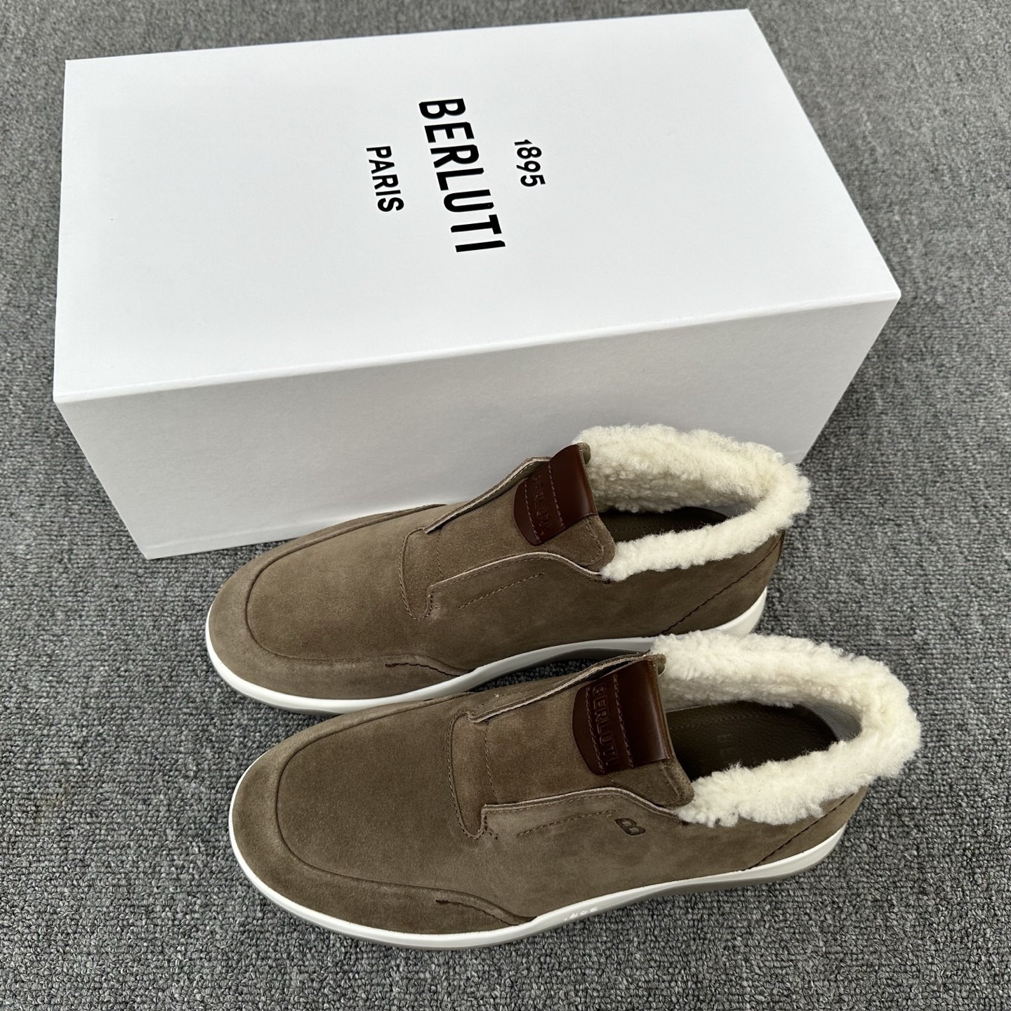 NO:639818,Berluti casual shoe inspiration. The simple silhouette fits the natural curve of the foot. The rubber outsole combined with calfskin lining interprets a comfortable and versatile style. The upper is decorated with hand-stitched stitches, restrained and exquisite details. The calfskin upper is combined with warm tones and suede to create a retro and modern feel. (mauri) Multiple colors available - Size sizs39-44 (customized for 38-45, 46),,cowhide19860909Berluti布鲁提 休闲鞋搭灵感 简约轮廓贴合足部自然曲线,橡胶外底结合小牛皮衬里,诠释舒适百搭格调.鞋面饰以手工缝线,内敛中不乏精致细节.小牛皮鞋面拼温润色调融入绒面翻毛皮,渲染复古摩登感.（毛里）多色可选 -码数sizs39-44（38-45,46定做）,,cowhide,Men's shoes