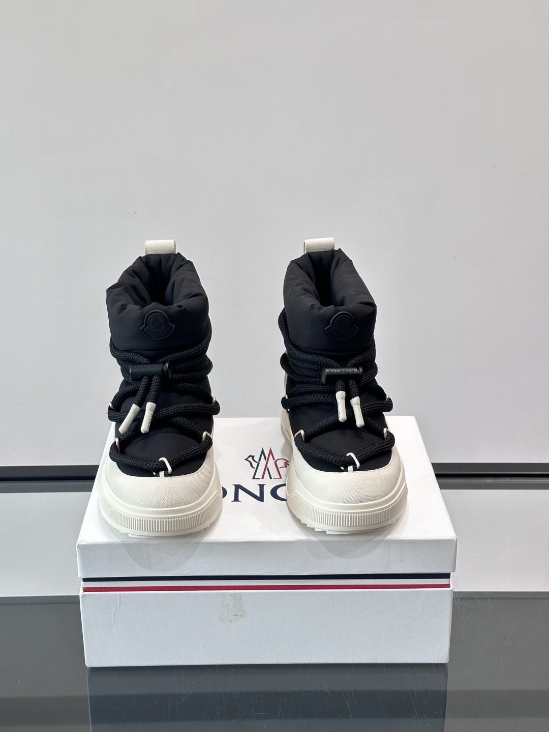 Moncler男 Style Leather Men's Shoes Lookbook Reference image 2