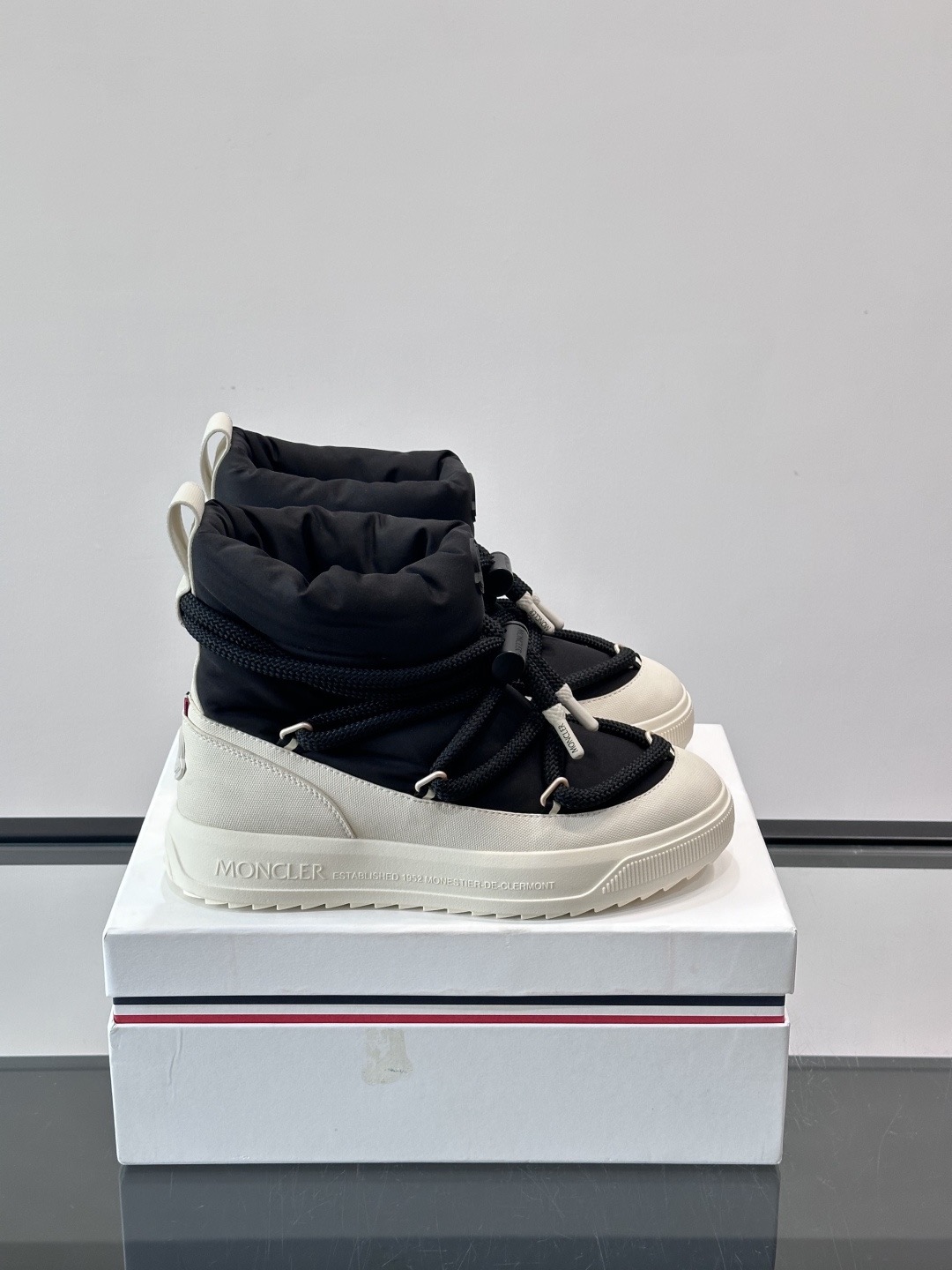 Moncler男 Style Leather Men's Shoes Lookbook Reference image 1