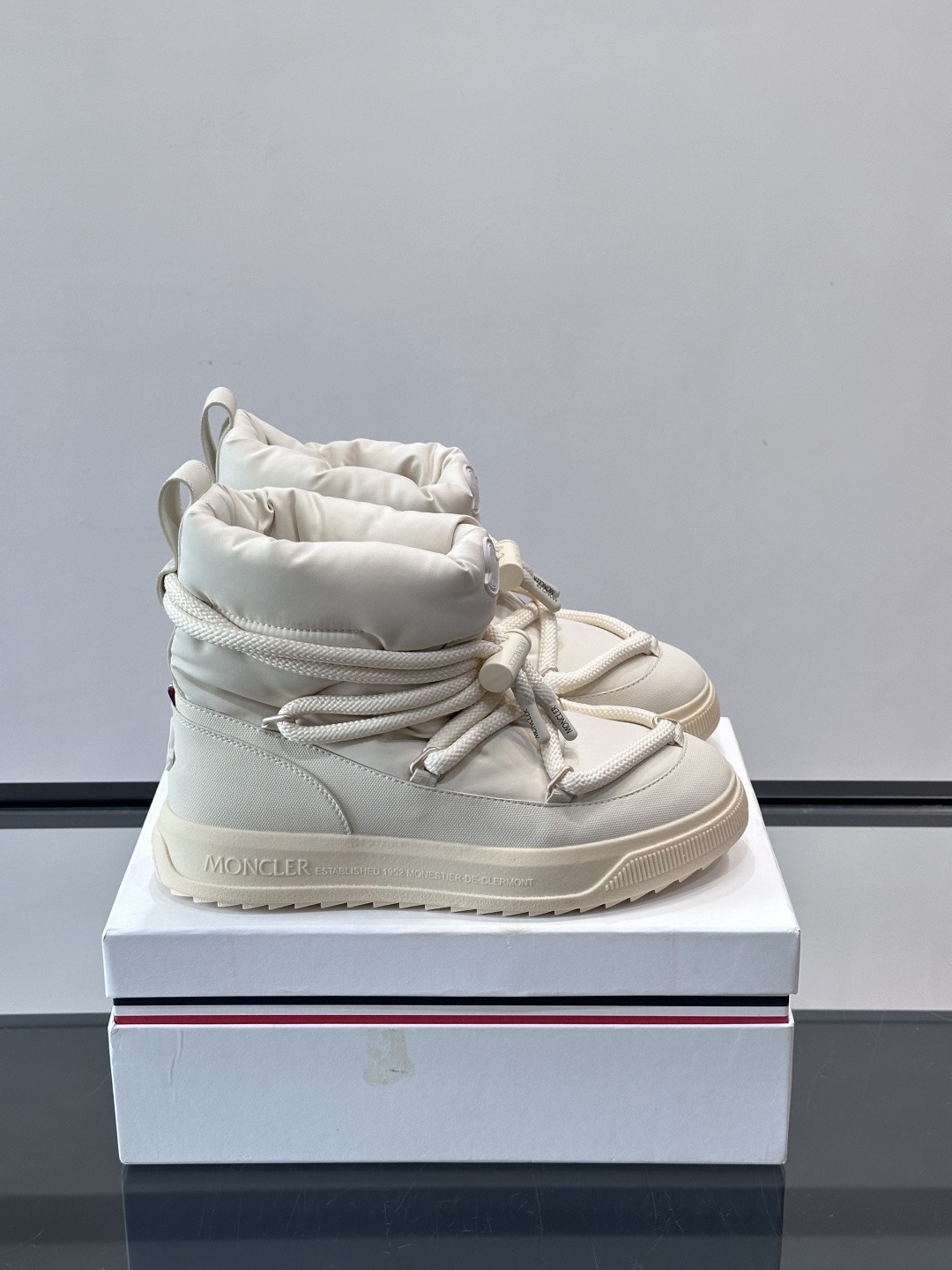 Moncler男 Style Leather Men's Shoes Lookbook Reference image 1