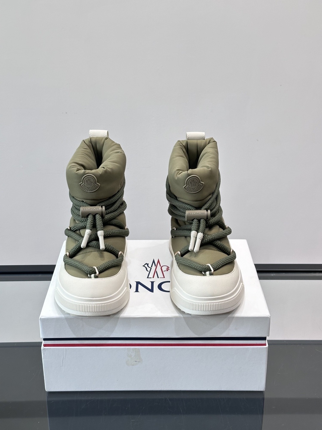 Moncler男 Style Leather Men's Shoes Lookbook Reference image 2