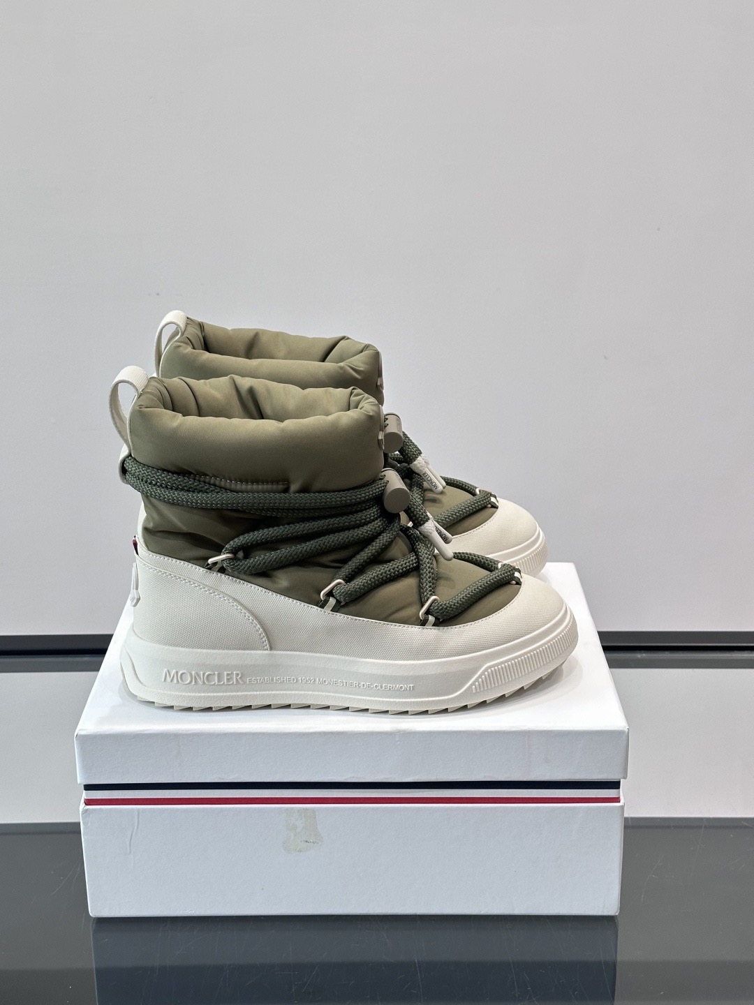 Moncler男 Style Leather Men's Shoes Lookbook Reference image 1