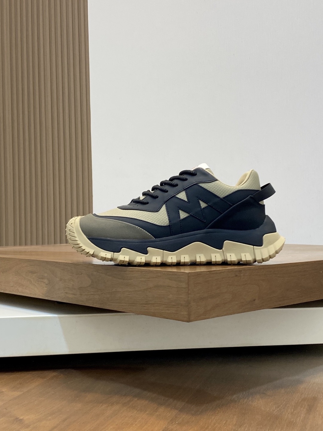 Moncler男 Style Leather Men's Shoes Lookbook Reference image 2