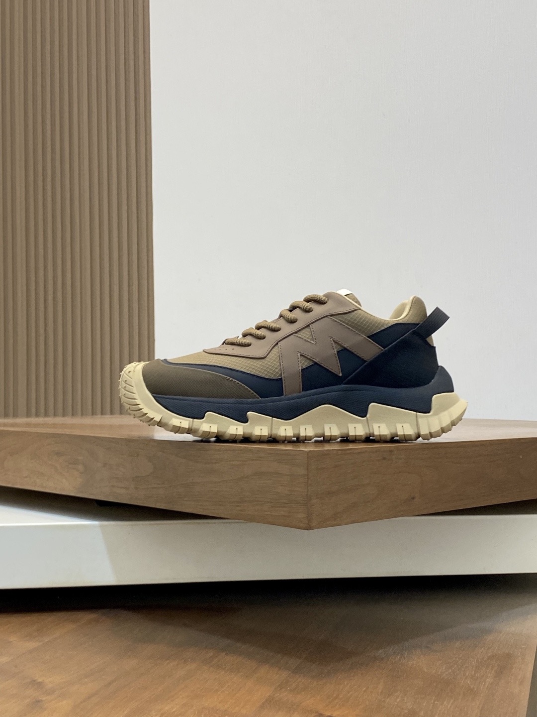 Moncler男 Style Leather Men's Shoes Lookbook Reference image 2