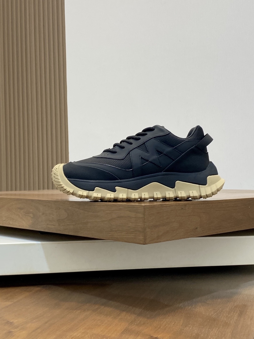 Moncler男 Style Leather Men's Shoes Lookbook Reference image 2
