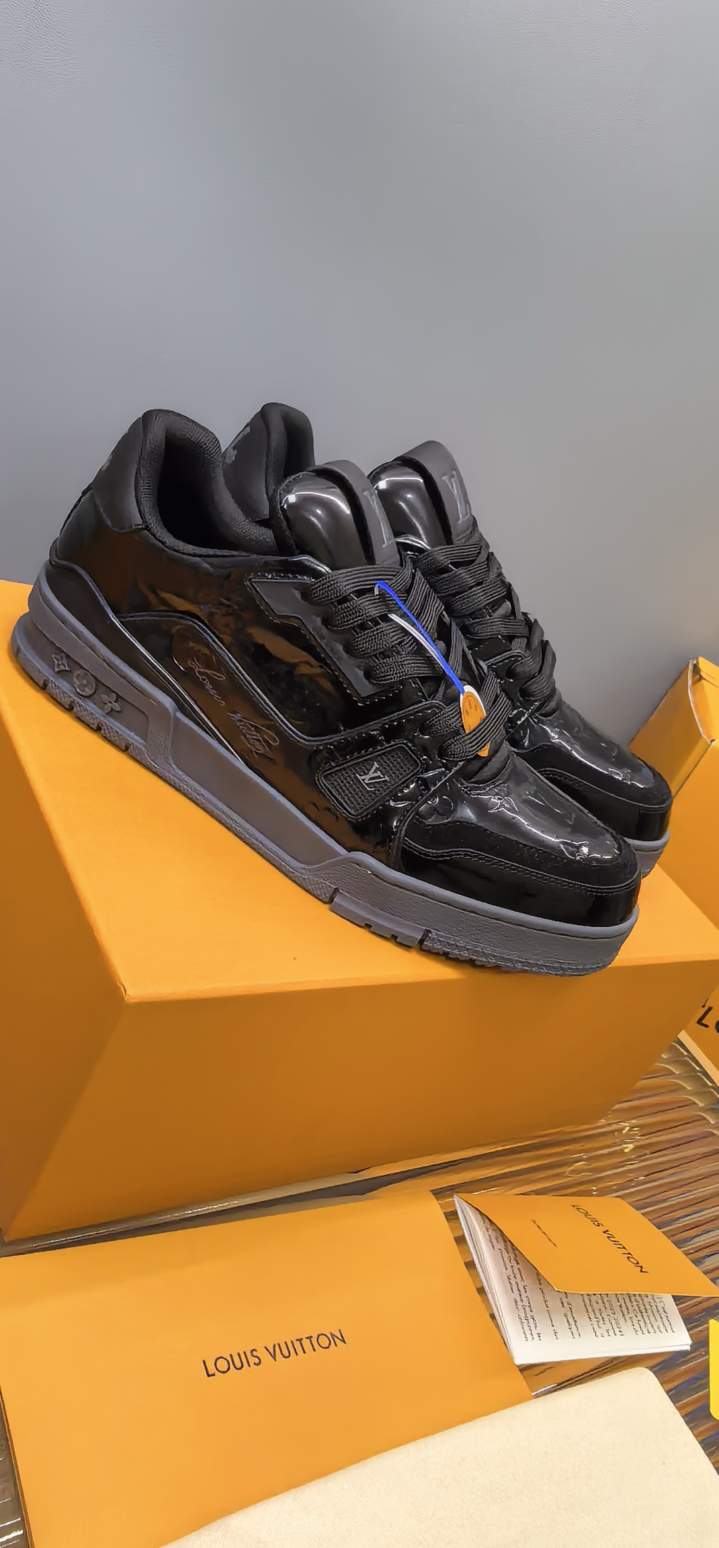 NO:711641,1996LV Trainer ski series silver mirror panel shoes, with original box, upper mirror material, LV presbyopia on the toe and heel, very exquisite details, same style for men and women, available in sizes 38-46, can be worn in all seasons, versatile and not picky, thick soles, comfortable to wear, I like to take pictures directly, send detailed pictures to private message ~, Louis Vuitton198609091996LV Trainer滑雪系列银色镜面板鞋,带原盒,鞋面镜面材质,鞋头后跟都有LV老花,细节很精致,男女同款,38-46码都有,四季都能穿,百搭不挑人,鞋底厚实,穿着舒服,喜欢直接拍,细节图私聊发～,,louis vuitton,Men's shoes