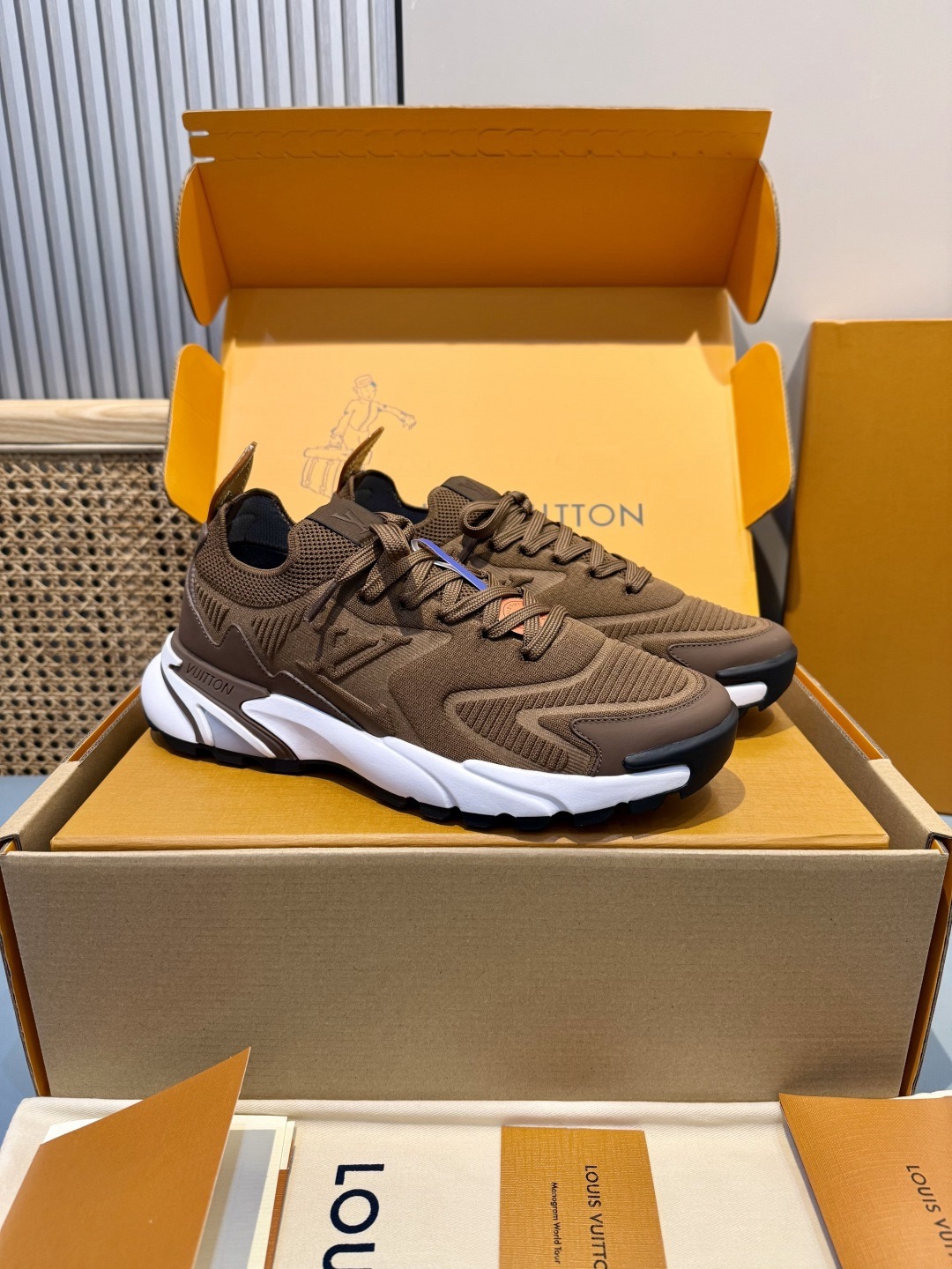 NO:711643,Men's Purchasing Version New Color L's 25th Spring and Summer Show Launches Runner Tatic Flying Mesh Retro Following the popularity of trainers, Mr. Virgil is another hard work, Tatic has a mysterious and unpredictable feeling~ Inspired by retro, it is added to the future of Titan. The appearance adds Damier plaid, Monogram printing, double-layer tongue design, fusion of woven fabric, patent leather and other materials. Let it accompany you, walk at the forefront of fashion. Delivered with exquisite packaging  Fabric: original imported mesh fly weave, original customized breathable mesh lining, original molded two-color T combination sole, bottom thickness 5CM, Size: 39-45 (38.46. Customized, non-refundable), Louis Vuitton19860909男款代购版 新色 L家25春夏秀场推Runner Tatic 飞织网面 复古 继trainer火爆的同时, Virgil先生又一心血之作,Tatic有着一种神秘、变幻莫测的感觉~以复古为灵感、又被加入了泰坦的未来 外观加 Damier格纹,Monogram 印花,双层鞋舌的设计,融合织布,漆皮等多质.让它陪你,走在时尚前沿 配送精美包装 面料:原版进口网面飞织 内里原版定制透气网里 鞋底原版开模双色T组合底 底厚5CM Size:39-45(38.46.定做不退换）,,louis vuitton,Men's shoes