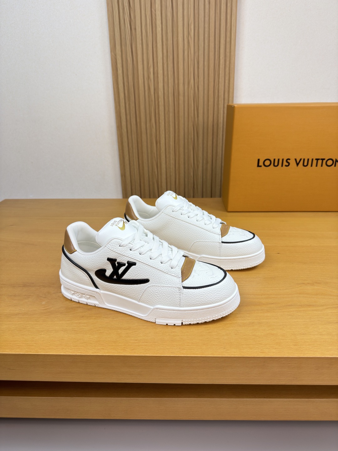 NO:729564,[Louis Vuitton] Louis Vuitton - high-end quality original order·leisure sports shoes -vamp pebbled calfskin. air-pressured brand totem, shoe body, tongue, heel. silk-screen brand logo -inner brand canvas -outsole ultra-light TPU foam; molded outsole -super high quality control·fine workmanship highlights (high-end·luxury·grade) -Size 39-44 (38,45, can be customized)·,,louis  vuitton,louis vuitton,sneakers,cowhide19860909【Louis Vuitton】路易威登 -高端品质 原单·休闲运动鞋 -鞋面荔纹小牛皮.空压品牌图腾、鞋身.鞋舌.后跟.丝印品牌Logo -内里品牌帆布 -大底超轻TPU发泡；成型大底 -超高品控·做工精细凸显(高端·贵气·档次) -Size 39-44（38,45,可订做)·,,louis vuitton,louis vuitton,sneakers,cowhide,Men's shoes