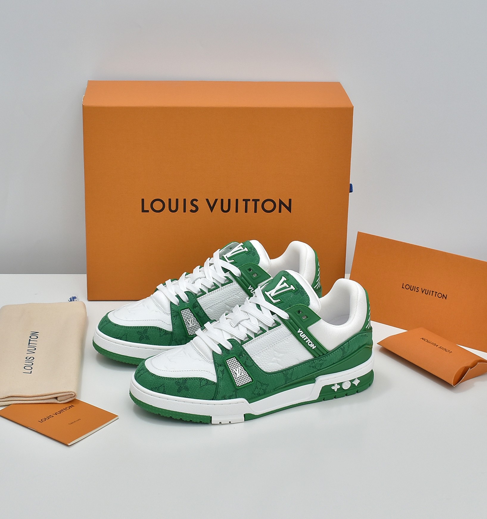 NO:729743,Made in Dongguan. Refuse to mix and sell (Louis Vuitton) sneakers. New and latest style. Fashionable when you wear them. This Footprint Soccer sneaker was unveiled in the spring and summer series fashion show. It is the first sneaker designed by Pharrell Williams inspired by football shoes. The inspiration of the shoe comes from across generations and cultures, echoing the theme of unity and universal participation in the spring and summer series fashion show. The shoe is famous for its smooth design, with a dynamic IV on the side. The Initials logo is embellished, the tongue is embellished with the Lvers United emblem inspired by the football team, and the rubber soles with rubber soles are decorated with various Louis Vuitton logos. -Outdoor driving shoes for experienced drivers -Size 35-45 (customized at 38.45.46) -Original counter genuine full package gift box, louis vuitton, louis vuitton, versace, sneakers19860909东莞产.代购级拒绝混卖 ( 路易威登）运动鞋 新最新款 穿上就时髦精 这款Footprint Soccer运动鞋于春夏系列时装展中亮相,是Pharrell Williams 首次以足球鞋为灵感设计的运动鞋.鞋款的灵感来自跨越世代和文化的,呼应春夏系列时装展团结一致、全民参与的主题.鞋款以流丽的设计著称,侧面以富动感的IV Initials标志点缀,鞋舌缀有灵感来自足球队伍的Lvers United徽章,而脚掌纹橡胶鞋底饰有多款路易威登标志. -适户外老司机驾车鞋 -码数Size35-45（38.45.46订做） -原版专柜正品全套包装礼盒,,louis vuitton,louis vuitton,versace,sneakers,Men's shoes