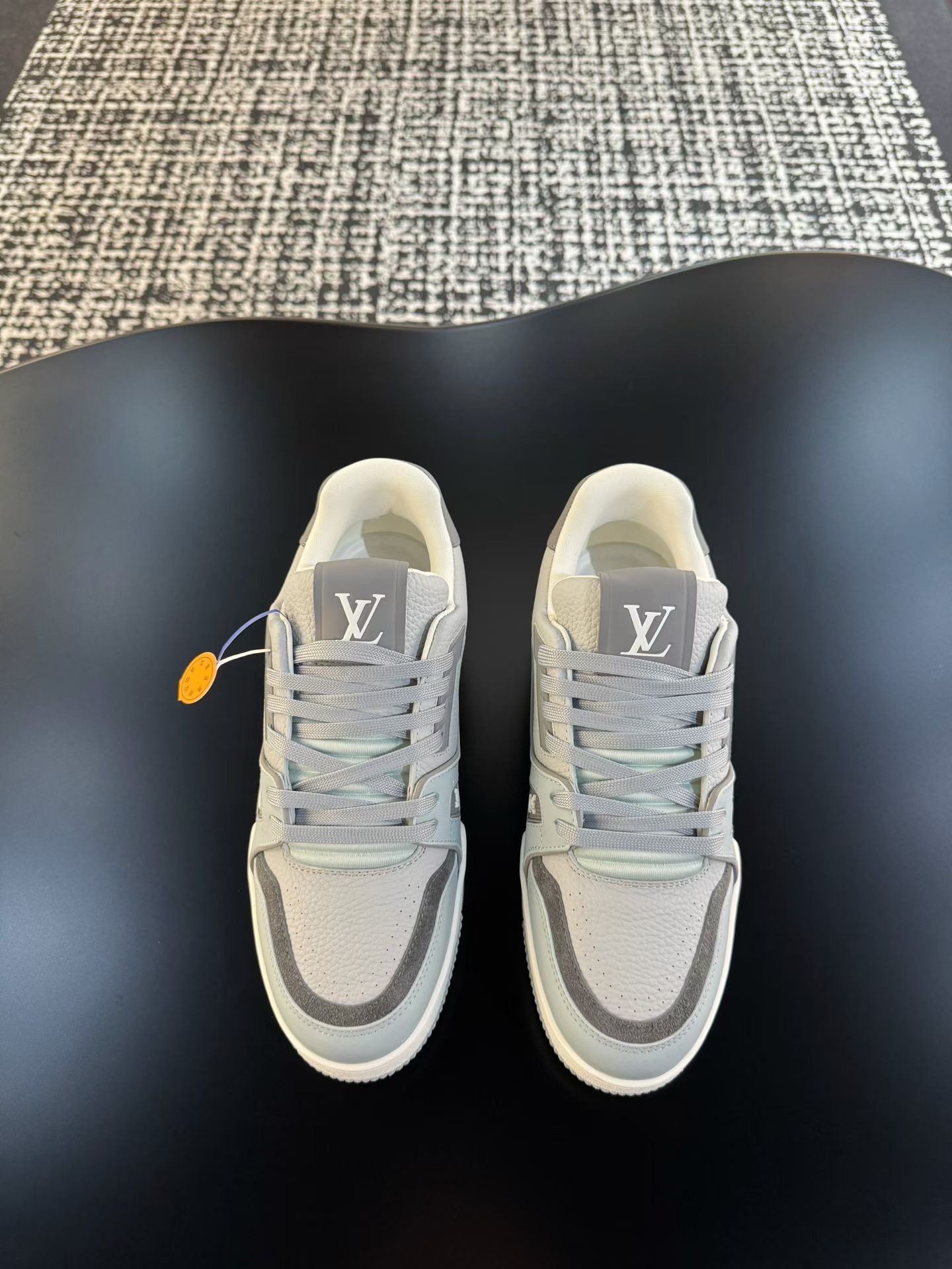 NO:730203,Produced in Dongguan. Purchasing level. Refuse to mix and sell (Louis Vuitton) sneakers. New and latest style. Fashionable when you wear them. This Footprint Soccer sneaker was unveiled in the 2025 spring and summer series fashion show. It is the first sneaker designed by Pharrell Williams inspired by football shoes. The inspiration of the shoe comes from across generations and cultures, echoing the theme of unity and universal participation in the 2025 spring and summer series fashion show. The shoe is famous for its smooth design, with a dynamic IV on the side. The Initials logo is embellished, the tongue is embellished with the Lvers United emblem inspired by the football team, and the rubber soles with rubber soles are decorated with various Louis Vuitton logos. -Outdoor driving shoes for experienced drivers -Size 35-45 (customized at 38.45.46) -Original counter genuine full package gift box, louis vuitton, louis vuitton, versace, sneakers19860909东莞产.代购级 拒绝混卖 ( 路易威登）运动鞋 新最新款 穿上就时髦精 这款Footprint Soccer运动鞋于2025春夏系列时装展中亮相,是Pharrell Williams 首次以足球鞋为灵感设计的运动鞋.鞋款的灵感来自跨越世代和文化的,呼应2025春夏系列时装展团结一致、全民参与的主题.鞋款以流丽的设计著称,侧面以富动感的IV Initials标志点缀,鞋舌缀有灵感来自足球队伍的Lvers United徽章,而脚掌纹橡胶鞋底饰有多款路易威登标志. -适户外老司机驾车鞋 -码数Size35-45（38.45.46订做） -原版专柜正品全套包装礼盒,,louis vuitton,louis vuitton,versace,sneakers,Men's shoes