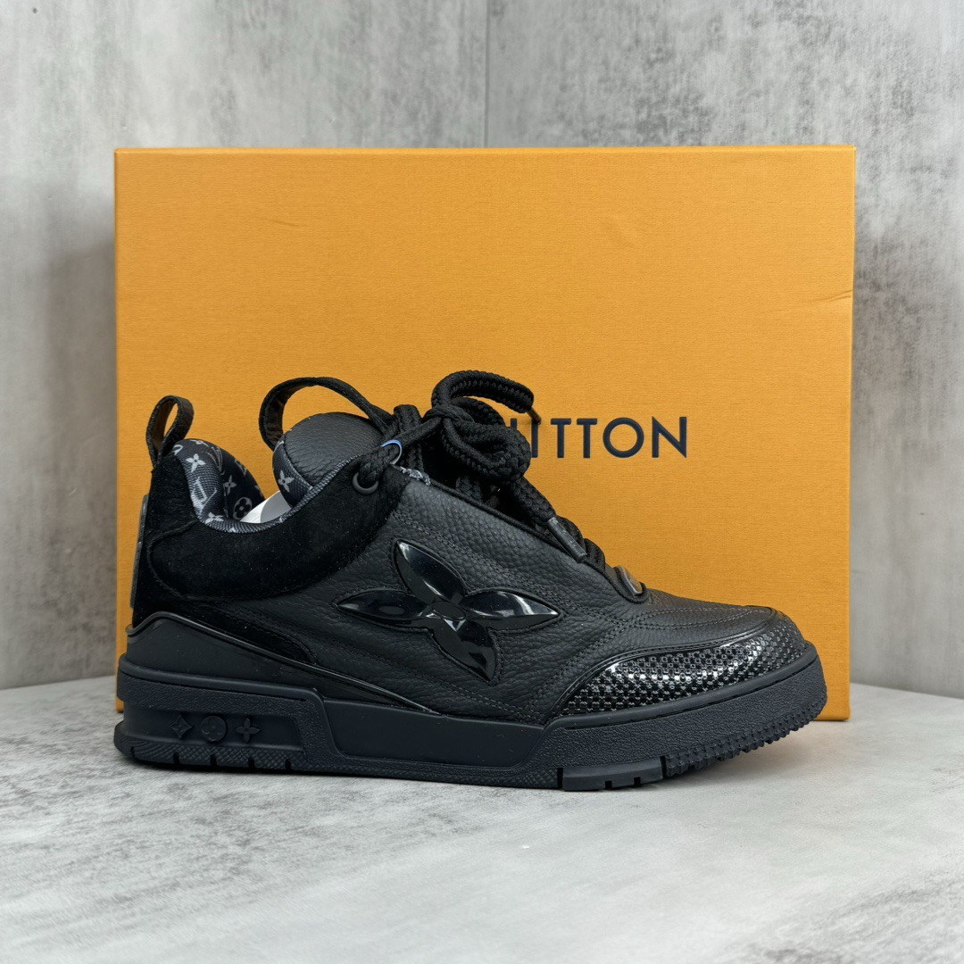 NO:730209,Produced in Dongguan. Purchasing level. Refuse to mix and sell (Louis Vuitton) sneakers. New and latest style. Fashionable when you wear them. This Footprint Soccer sneaker was unveiled in the 2026 spring and summer series fashion show. It is the first sneaker designed by Pharrell Williams inspired by football shoes. The inspiration of the shoe comes from across generations and cultures, echoing the theme of unity and universal participation in the 2025 spring and summer series fashion show. The shoe is famous for its smooth design, with a dynamic IV on the side. The Initials logo is embellished, the tongue is embellished with the Lvers United emblem inspired by the football team, and the rubber soles with foot prints are decorated with various Louis Vuitton logos. -Outdoor driving shoes for experienced drivers -Size 39-46 (customized at 38.45.46) -Original counter genuine full package gift box, louis vuitton, louis vuitton, versace, sneakers19860909东莞产.代购级 拒绝混卖 ( 路易威登）运动鞋 新最新款 穿上就时髦精 这款Footprint Soccer运动鞋于2026春夏系列时装展中亮相,是Pharrell Williams 首次以足球鞋为灵感设计的运动鞋.鞋款的灵感来自跨越世代和文化的,呼应2025春夏系列时装展团结一致、全民参与的主题.鞋款以流丽的设计著称,侧面以富动感的IV Initials标志点缀,鞋舌缀有灵感来自足球队伍的Lvers United徽章,而脚掌纹橡胶鞋底饰有多款路易威登标志. -适户外老司机驾车鞋 -码数Size39-46（38.45.46订做） -原版专柜正品全套包装礼盒,,louis vuitton,louis vuitton,versace,sneakers,Men's shoes