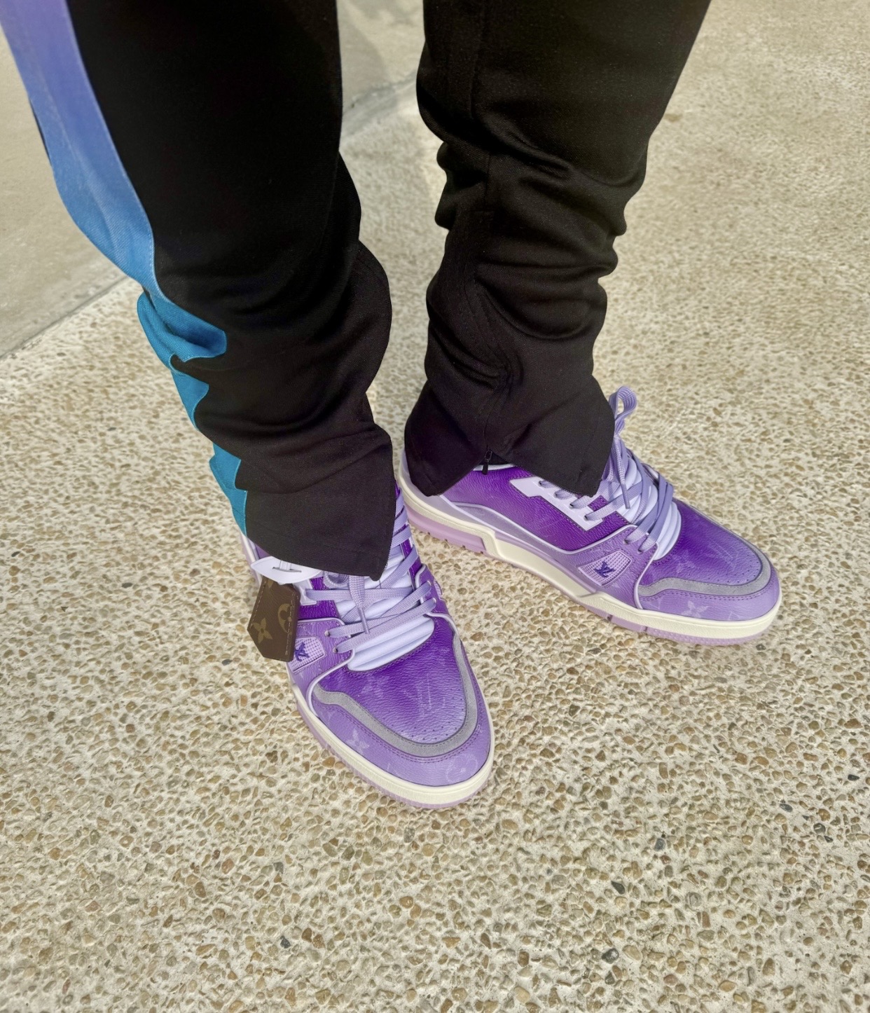 NO:745804,[LV] Louis Vuitton Louis Vuitton LLV Trainer series high-end luxury sports shoes Chip configuration, pendant NFC chip can be entered into the official website in seconds Synchronized ZP official website air glue process, structural logic is consistent Correct film breakpoint design, details are restrained in place The proportion of the mimeographed letters in the midsole is restored to the original version The original last grid plate last knife grinding is newly upgraded Exclusively customized embossed suede, the material is delicate and durable Original open molded TPU outsole  The foot feel and texture are more original. Purchase the designated high-end version. Newly upgraded double box gift box. Complete set of accessories, high overall completion - sizes 35-45, louis vuitton, louis vuitton, louis vuitton, sneakers, chamois leather19860909【LV】LouisVuitton路易威登LVTrainer系列高奢运动鞋 芯片配置,挂饰NFC芯片秒进官网 同步ZP官网空胶工艺,结构逻辑一致 正确胶片断点式设计,细节克制到位 中底油印字母比例按原版还原 原楦格板楦头刀磨全新升级 独家定制压纹麂皮,用料细腻耐看 原版开模TPU大底 脚感与质感取向偏原版 代购指定高端版本 全新升级双盒礼盒 全套配件齐全,整体完成度高 -尺码35-45码,,louis vuitton,louis vuitton,louis vuitton,sneakers,chamois leather,Men's shoes