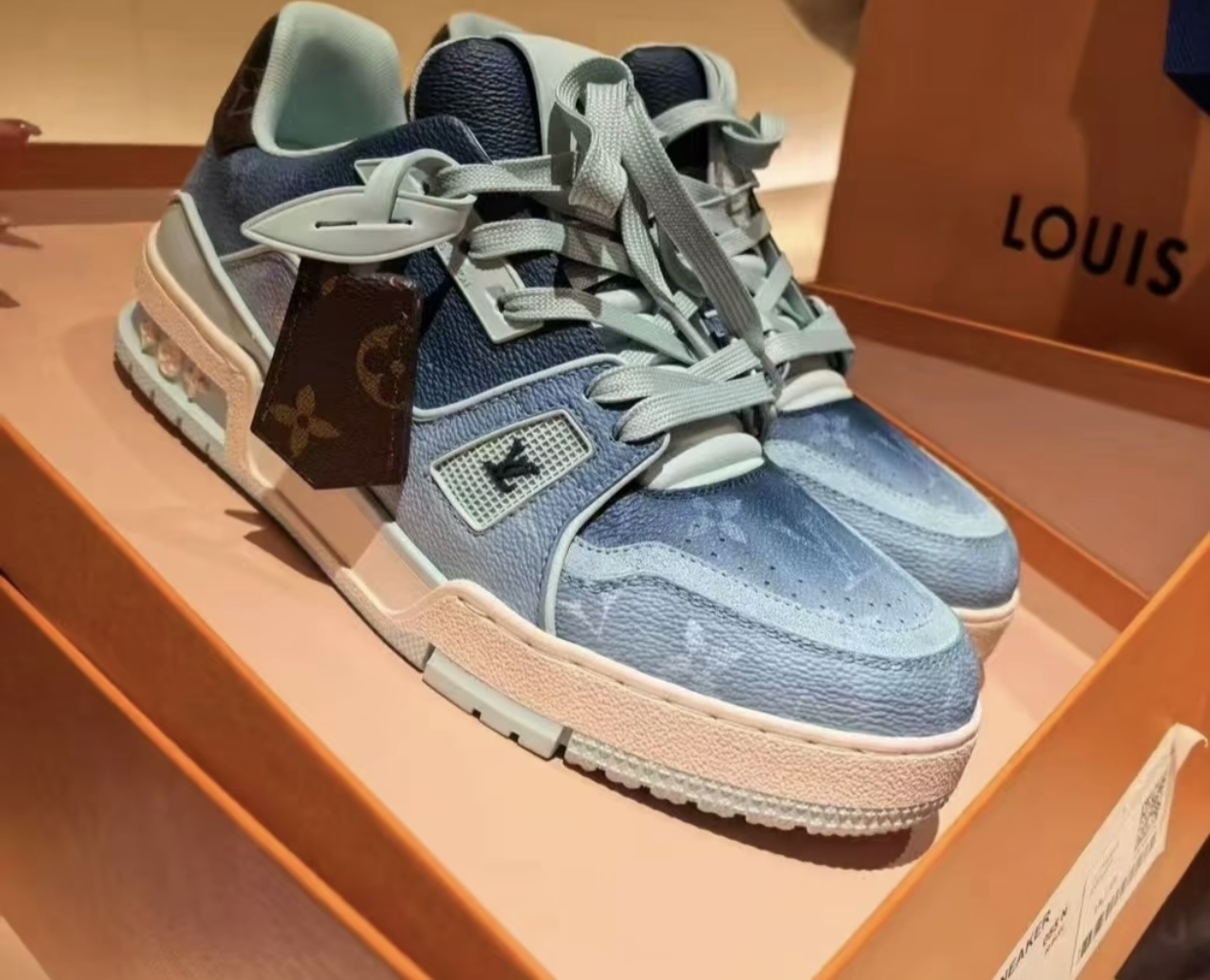 NO:745807,[LV] Louis Vuitton Louis Vuitton LLV Trainer series high-end luxury sports shoes Chip configuration, pendant NFC chip can be entered into the official website in seconds Synchronized ZP official website air glue process, structural logic is consistent Correct film breakpoint design, details are restrained in place The proportion of the mimeographed letters in the midsole is restored to the original version The original last grid plate last knife grinding is newly upgraded Exclusively customized embossed suede, the material is delicate and durable Original open molded TPU outsole  The foot feel and texture are more original. Purchase the designated high-end version. Newly upgraded double box gift box. Complete set of accessories, high overall completion - sizes 35-45, louis vuitton, louis vuitton, louis vuitton, sneakers, chamois leather19860909【LV】LouisVuitton路易威登LVTrainer系列高奢运动鞋 芯片配置,挂饰NFC芯片秒进官网 同步ZP官网空胶工艺,结构逻辑一致 正确胶片断点式设计,细节克制到位 中底油印字母比例按原版还原 原楦格板楦头刀磨全新升级 独家定制压纹麂皮,用料细腻耐看 原版开模TPU大底 脚感与质感取向偏原版 代购指定高端版本 全新升级双盒礼盒 全套配件齐全,整体完成度高 -尺码35-45码,,louis vuitton,louis vuitton,louis vuitton,sneakers,chamois leather,Men's shoes