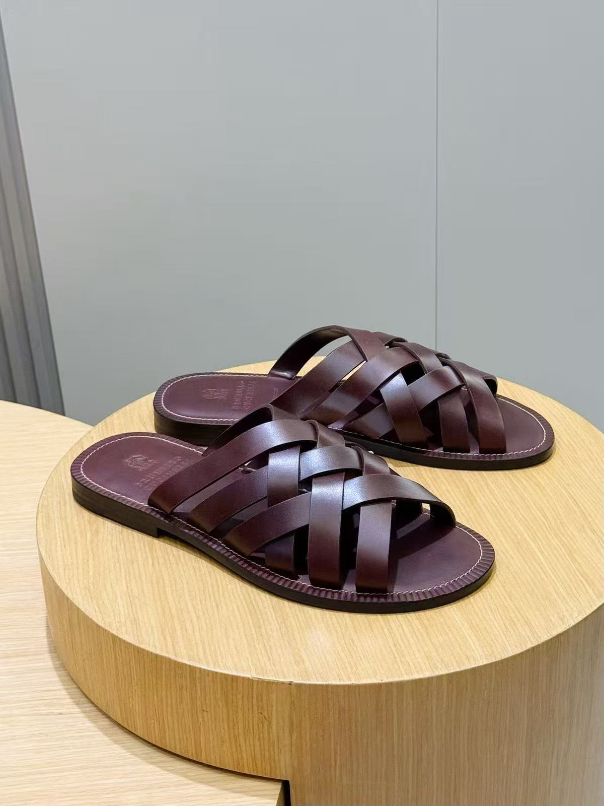NO:888776,Top version, Brunello Cucineli men's suede flip-flops from Dongguan. Exquisite materials make this summer urban casual slippers. The soft suede upper caresses your feet with an enveloping design, and is combined with the extremely light microporous material outsole to make your relaxing and leisure moments more comfortable. Size: 39-44 (customized at 38.45) Oil wax leather slippers. Yangjing slippers, brunello  cucinelli,slippers,sheep,chamois leather19860909顶级版本,东莞货Brunello Cucineli男士麂皮人字拖鞋 考究材料精美了这款夏季都市休闲拖鞋. 柔软麂皮鞋面以包络的设计爱抚着您的双脚,再与极为轻盈的 微孔材料鞋外底组合,让您的放松休闲时刻更具舒适感. Size:39-44(38.45定制） 油蜡皮拖 .羊京拖,,brunello cucinelli,slippers,sheep,chamois leather,Men's shoes
