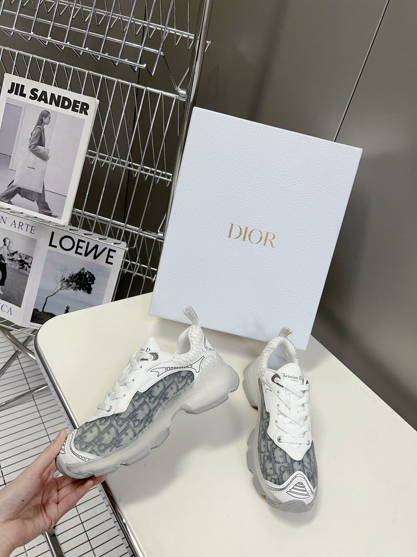 Dior迪奥最新款运动休闲鞋仙女老爹鞋发布秀的标志性款式融入D奥高订精神重新诠释经典跑鞋搭配白色网眼织物