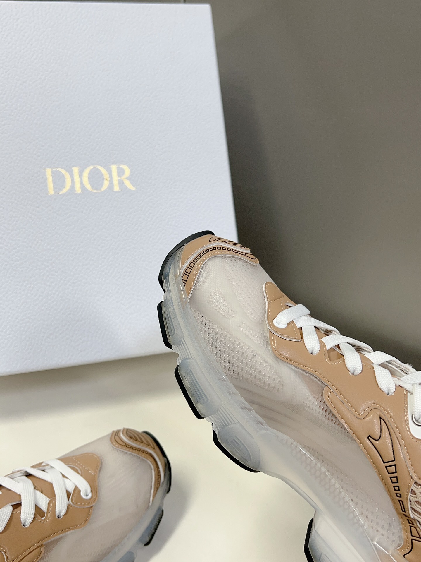 Dior迪奥最新款运动休闲鞋仙女老爹鞋发布秀的标志性款式融入D奥高订精神重新诠释经典跑鞋搭配白色网眼织物