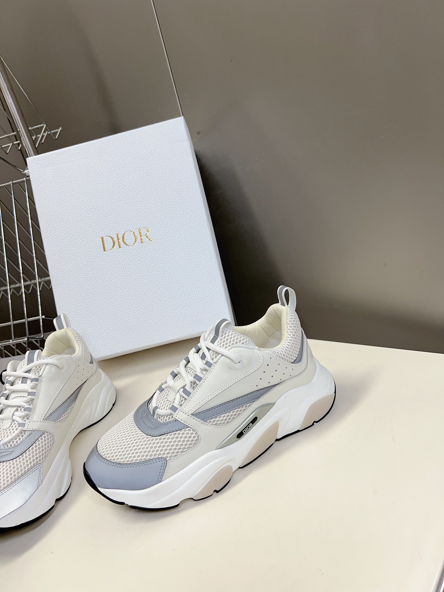 Dior迪奥HommesneakerB22情侣款运动鞋老爹鞋面包鞋️火爆ing的DiorB22系列款采用