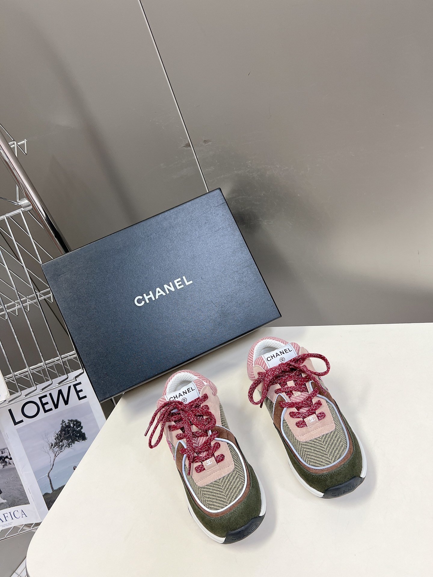 CHANEL经典运动鞋超级网红系！超多网红上脚专柜超火️️香奈儿的世界一直是女生梦寐以求的简约的隔板设计