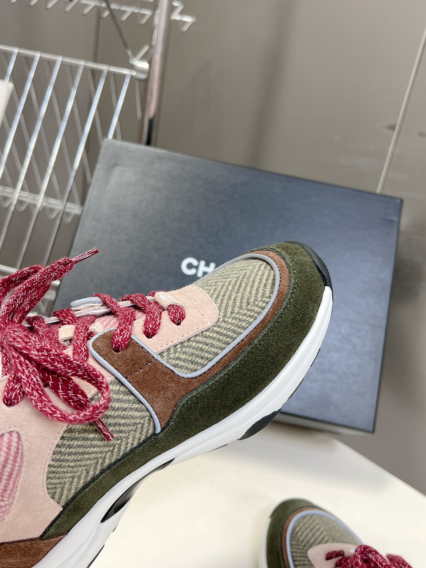 CHANEL经典运动鞋超级网红系！超多网红上脚专柜超火️️香奈儿的世界一直是女生梦寐以求的简约的隔板设计