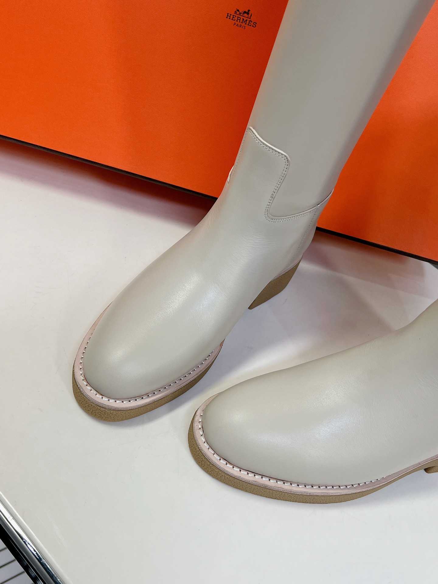 顶级代购版HERMES爱马仕kelly骑士靴偏休闲的一个新款跟鞋头部分撞色鞋面是定制麻布料历经1个多月研