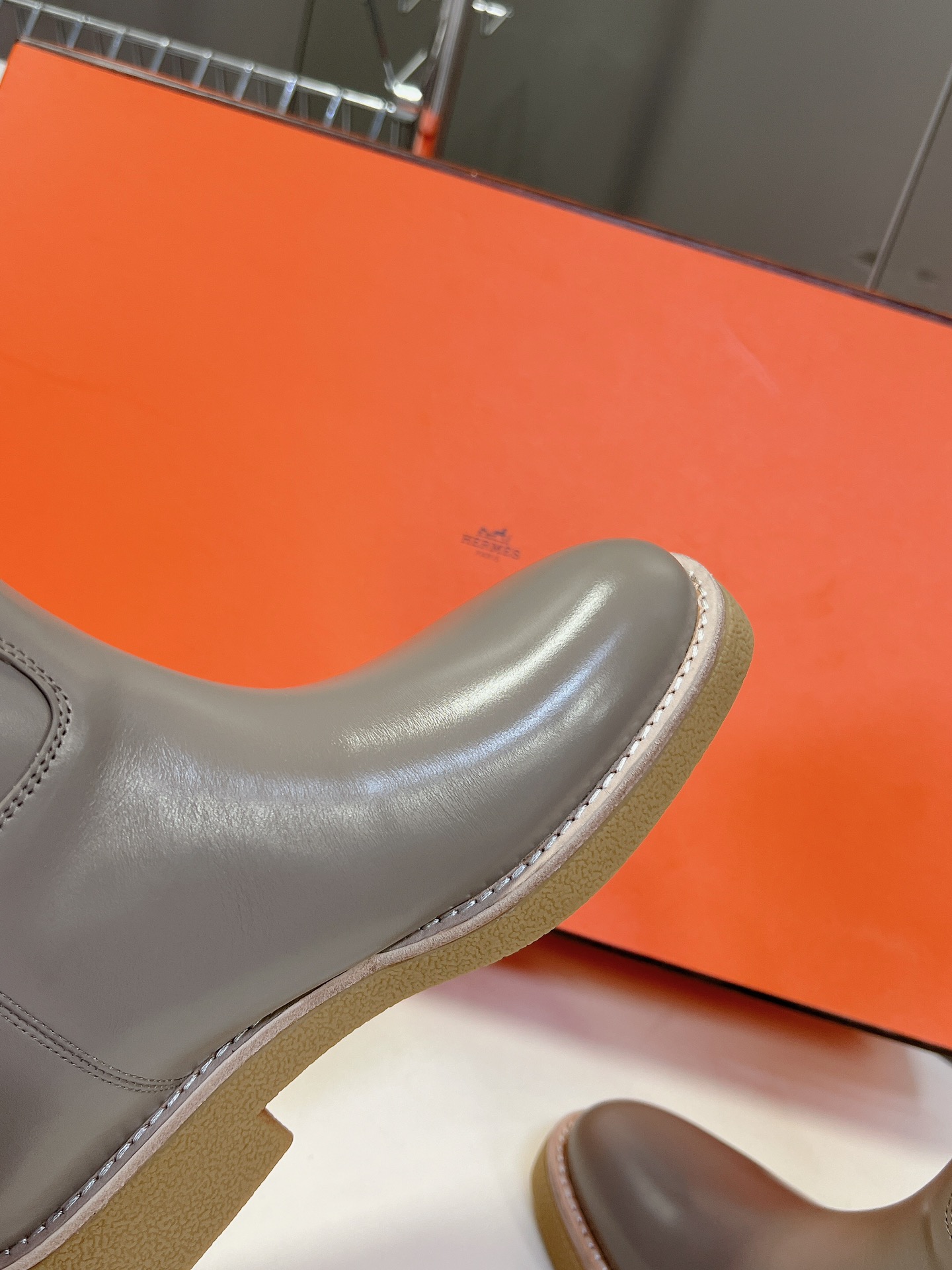 顶级代购版HERMES爱马仕kelly骑士靴偏休闲的一个新款跟鞋头部分撞色鞋面是定制麻布料历经1个多月研