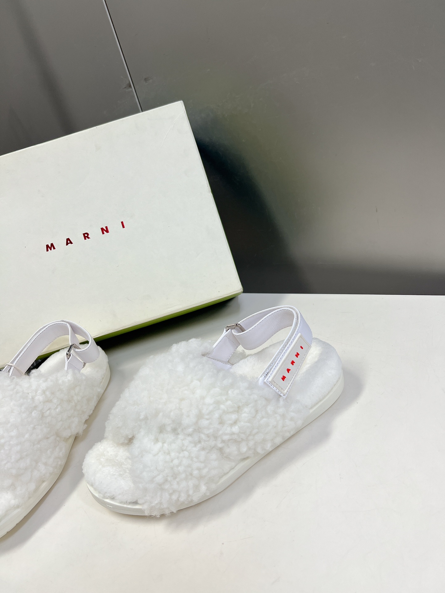 #玛尼新款毛毛凉鞋Marni是来自意大利的独立设计师品牌迅速走红国际时装界的一个著名品牌纯粹的奢华感是M