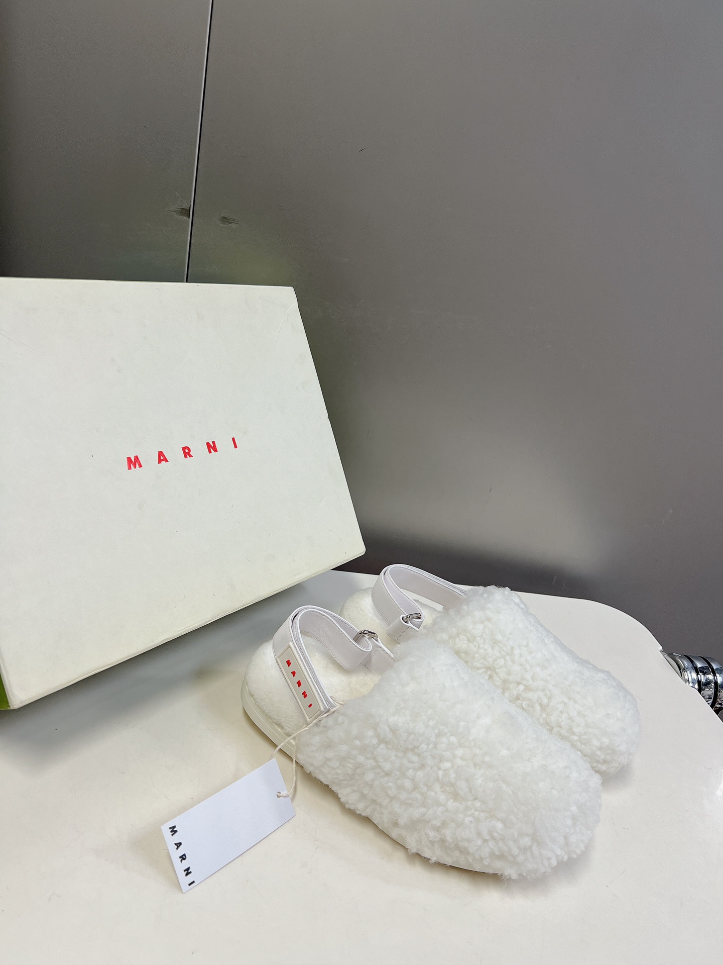#玛尼新款毛毛凉鞋Marni是来自意大利的独立设计师品牌迅速走红国际时装界的一个著名品牌纯粹的奢华感是M