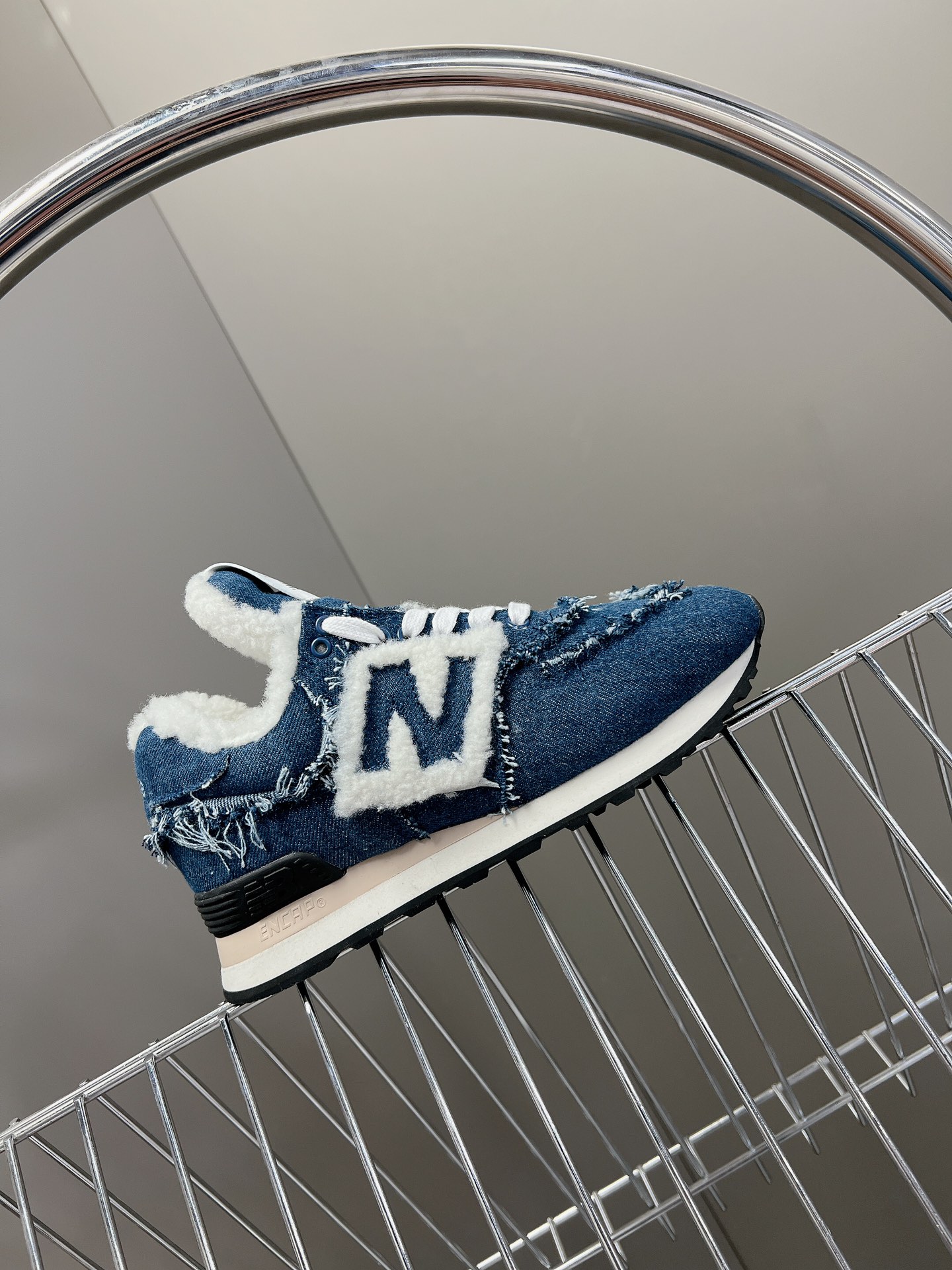 MiuMiu️NewBalance574联名系列各大品牌都热衷于跨界联名缪缪这次联名诚意满满非常有亮点️