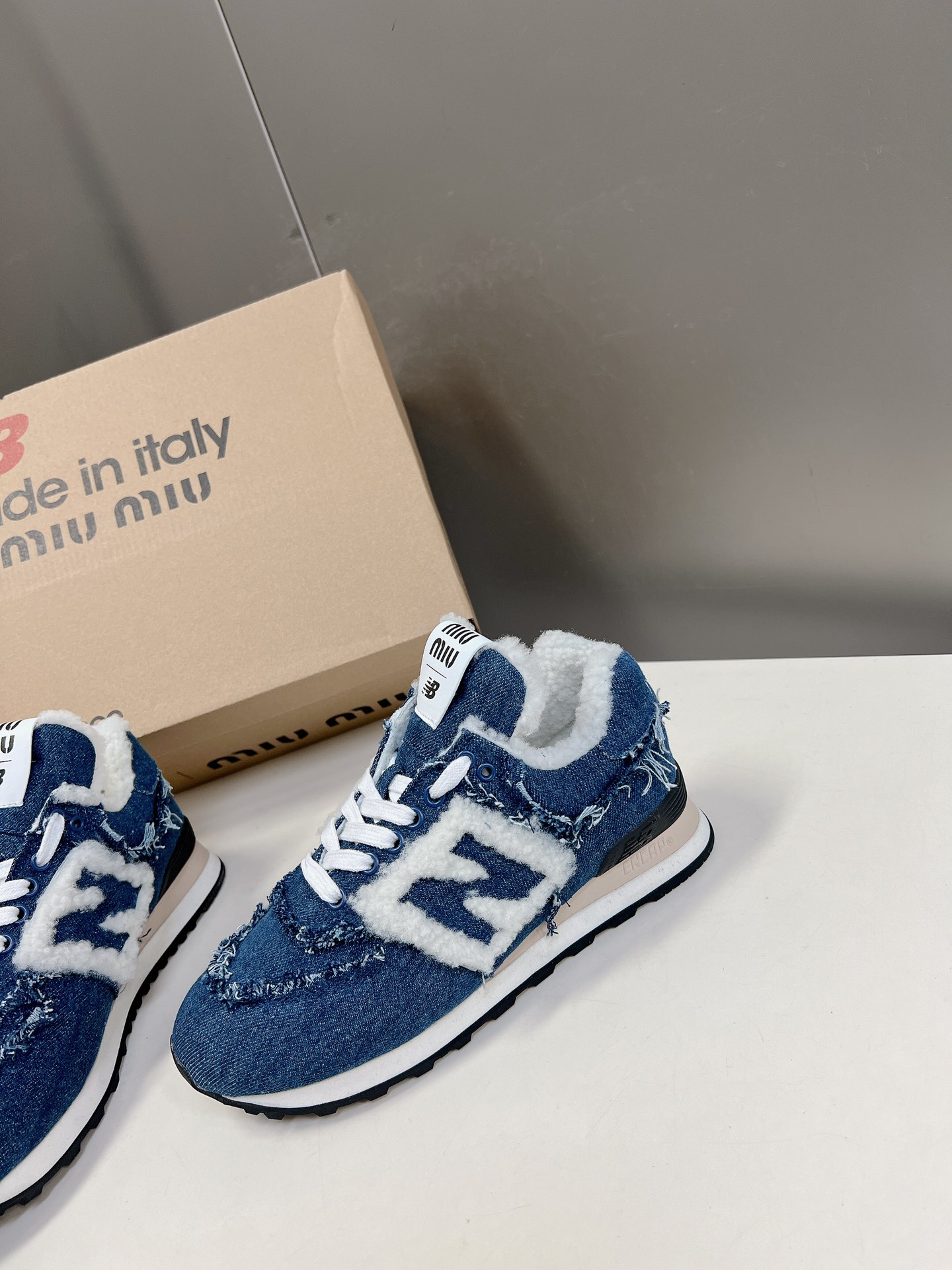 MiuMiu️NewBalance574联名系列各大品牌都热衷于跨界联名缪缪这次联名诚意满满非常有亮点️