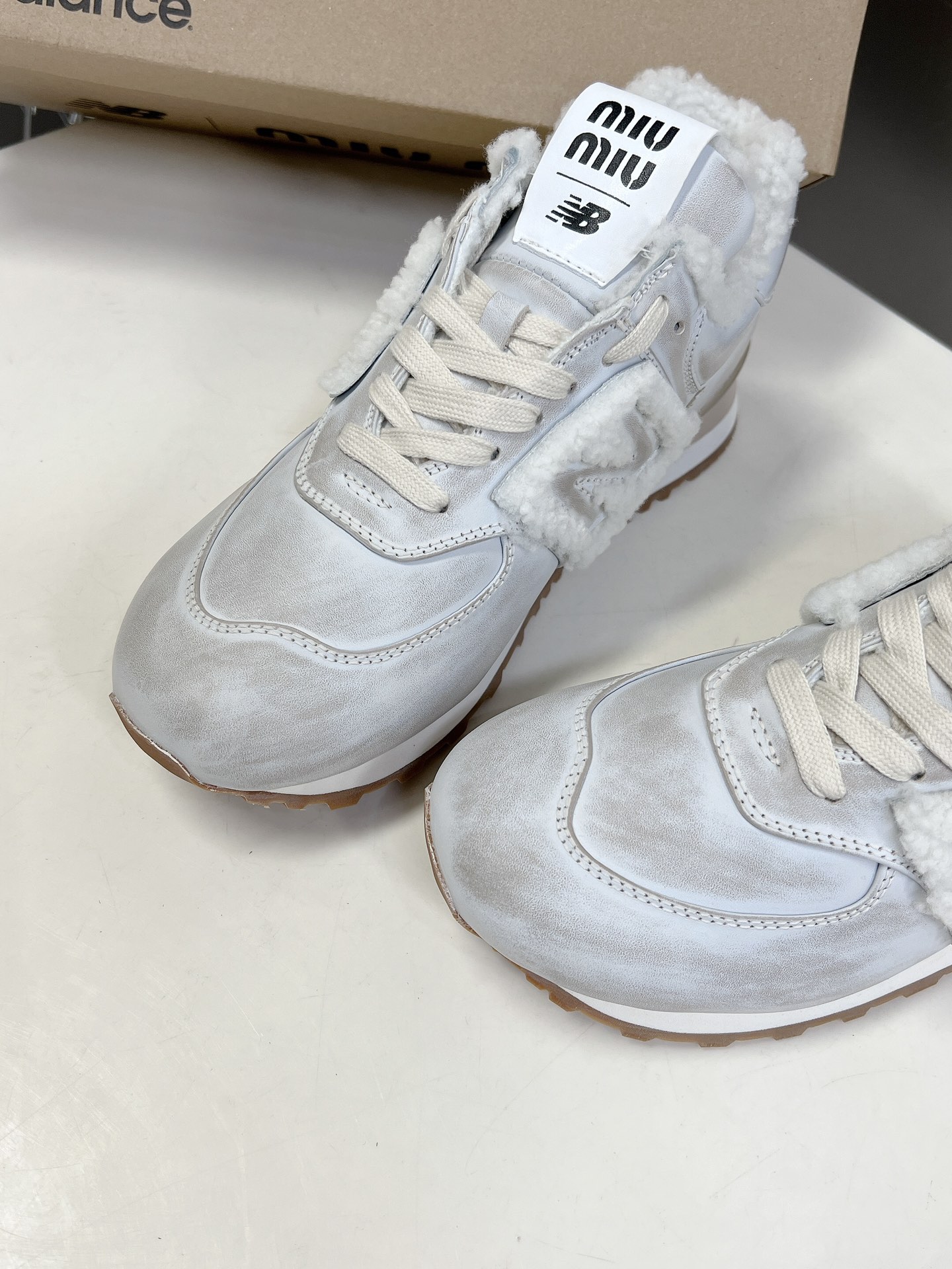 MiuMiu️NewBalance574联名系列各大品牌都热衷于跨界联名缪缪这次联名诚意满满非常有亮点️