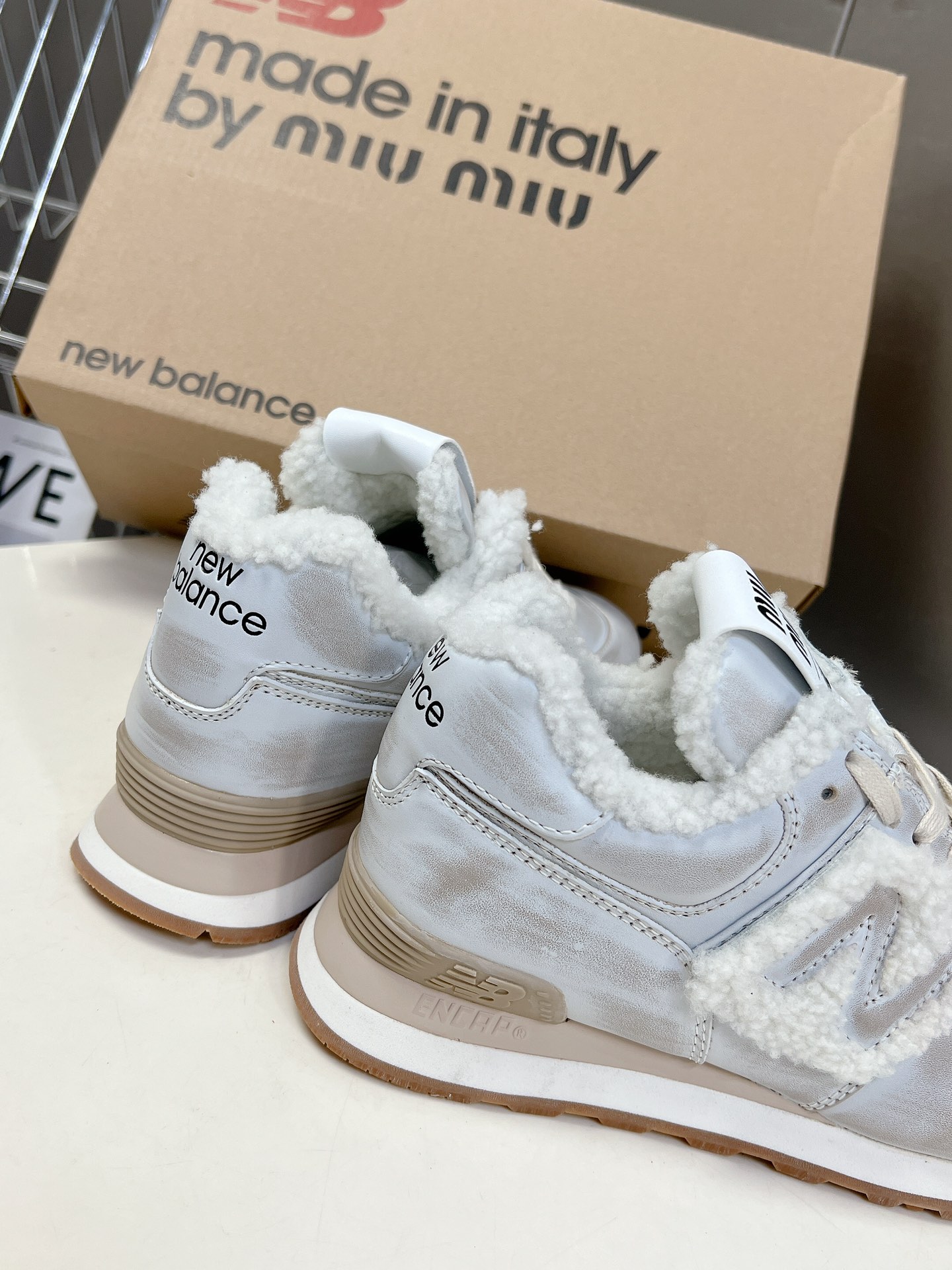 MiuMiu️NewBalance574联名系列各大品牌都热衷于跨界联名缪缪这次联名诚意满满非常有亮点️