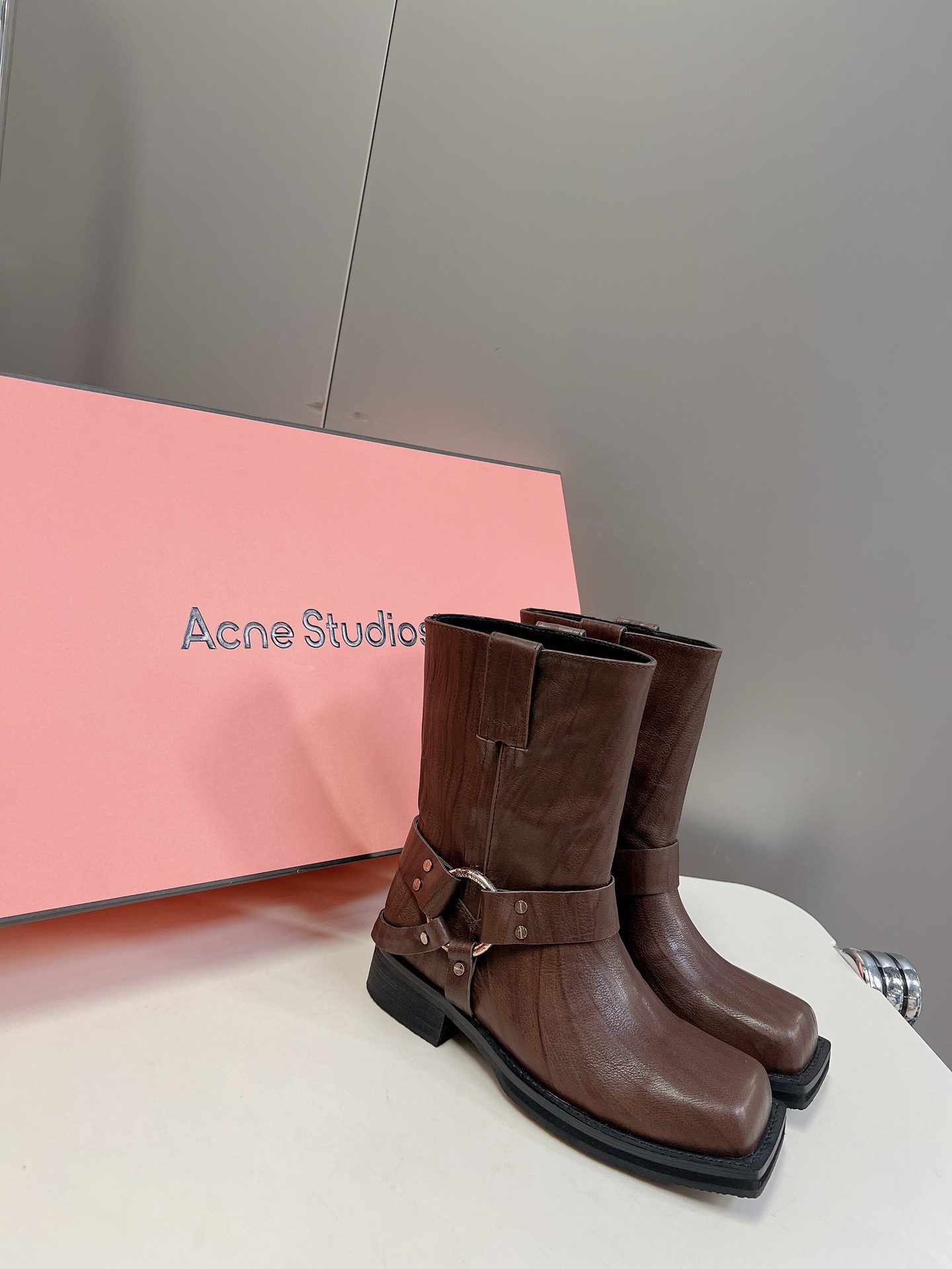 AcneStudiosne23款秋冬短靴骑士靴这短款靴简直是以可被叫断做货王！AcneStudios一直