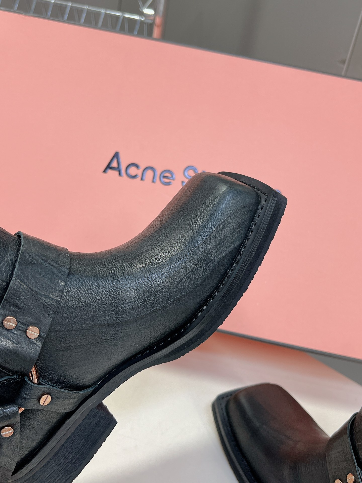 AcneStudiosne23款秋冬短靴骑士靴这短款靴简直是以可被叫断做货王！AcneStudios一直