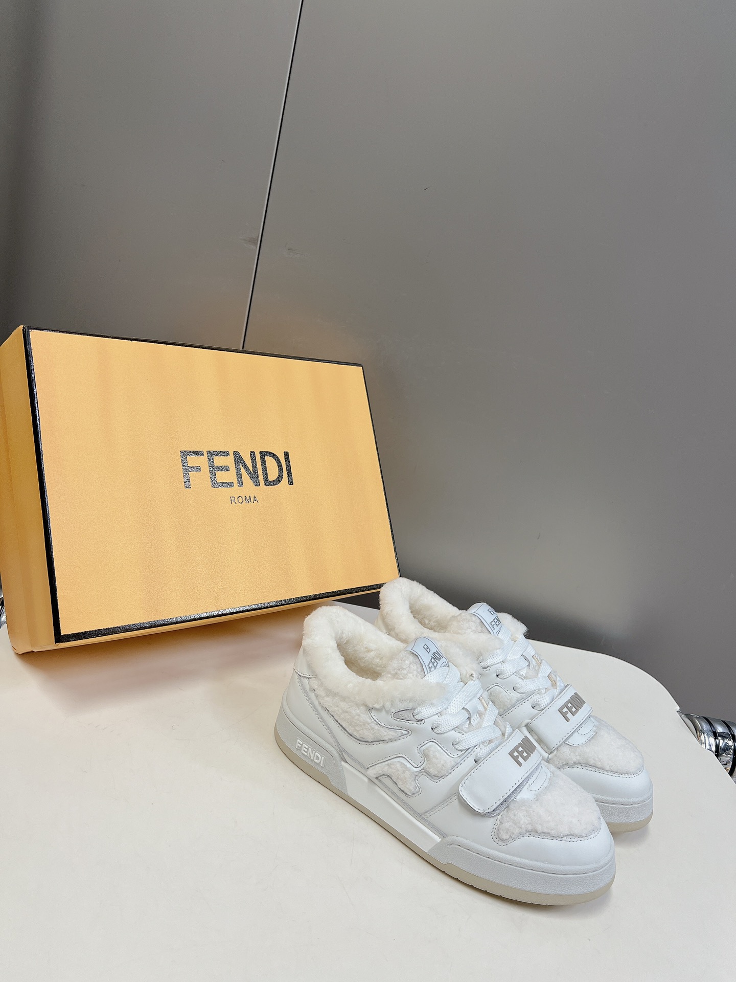 Fendi芬迪经典爆款系列情侣休闲魔术贴运动鞋FDmatch一比一复刻设计师KimJones打造的首款运