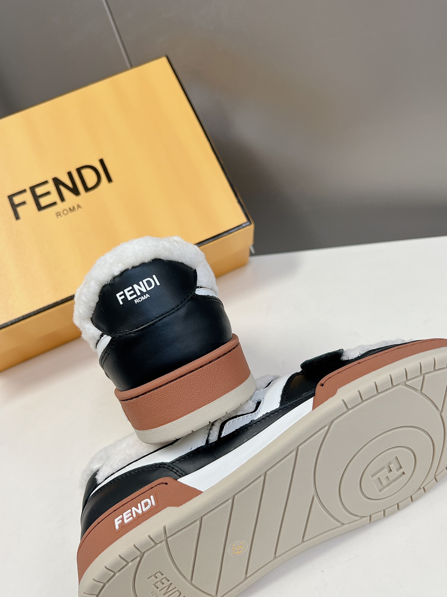 Fendi芬迪经典爆款系列情侣休闲魔术贴运动鞋FDmatch一比一复刻设计师KimJones打造的首款运