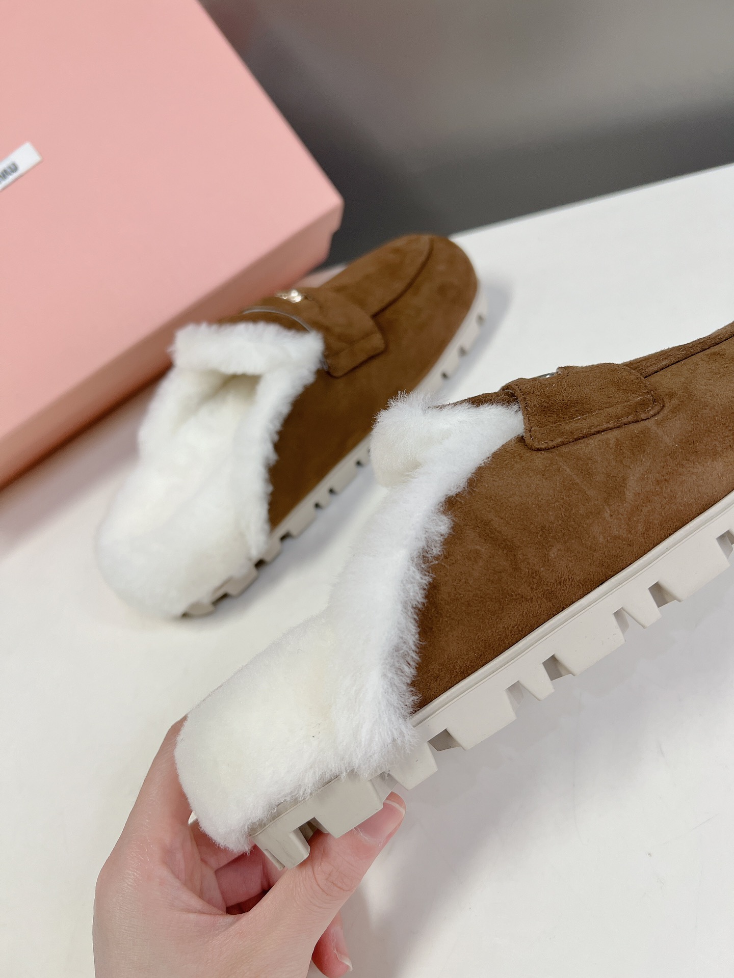 miumiu缪缪秋冬最新款毛毛拖鞋miumiu今年也是出了不少！这双毛拖也好好看！皮质的就是非常高级呀！