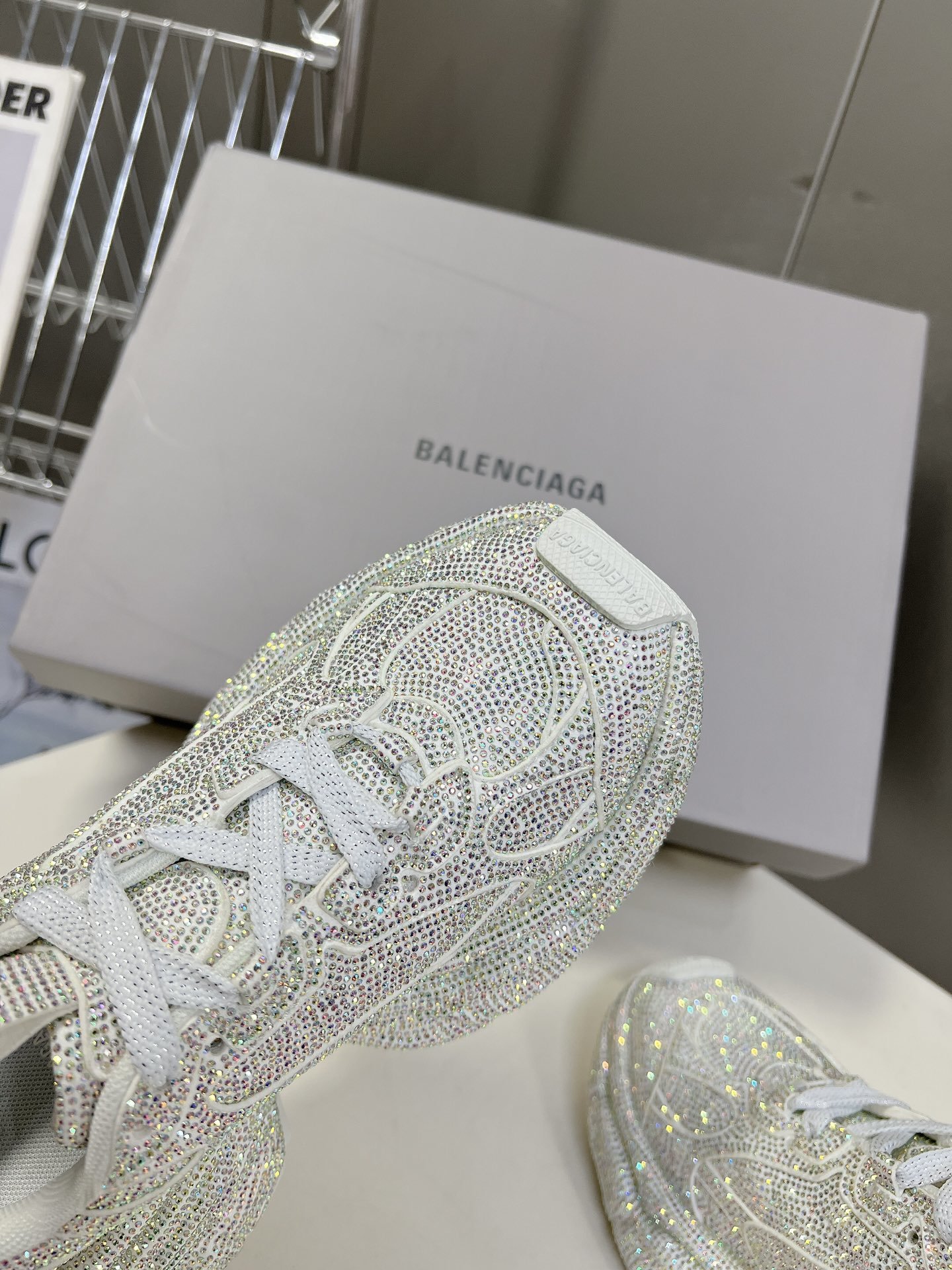 BALENCIAGA巴黎世家手工烫钻3xl系列复古休闲运动鞋系列推出探索时尚界对于原创与挪用的概念以全新
