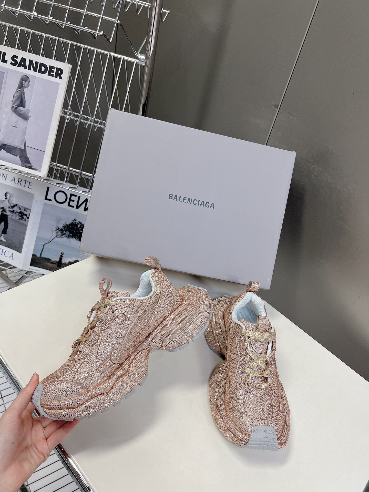 BALENCIAGA巴黎世家手工烫钻3xl系列复古休闲运动鞋系列推出探索时尚界对于原创与挪用的概念以全新