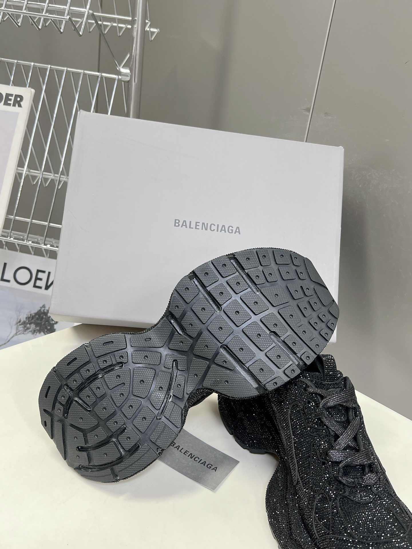 BALENCIAGA巴黎世家手工烫钻3xl系列复古休闲运动鞋系列推出探索时尚界对于原创与挪用的概念以全新