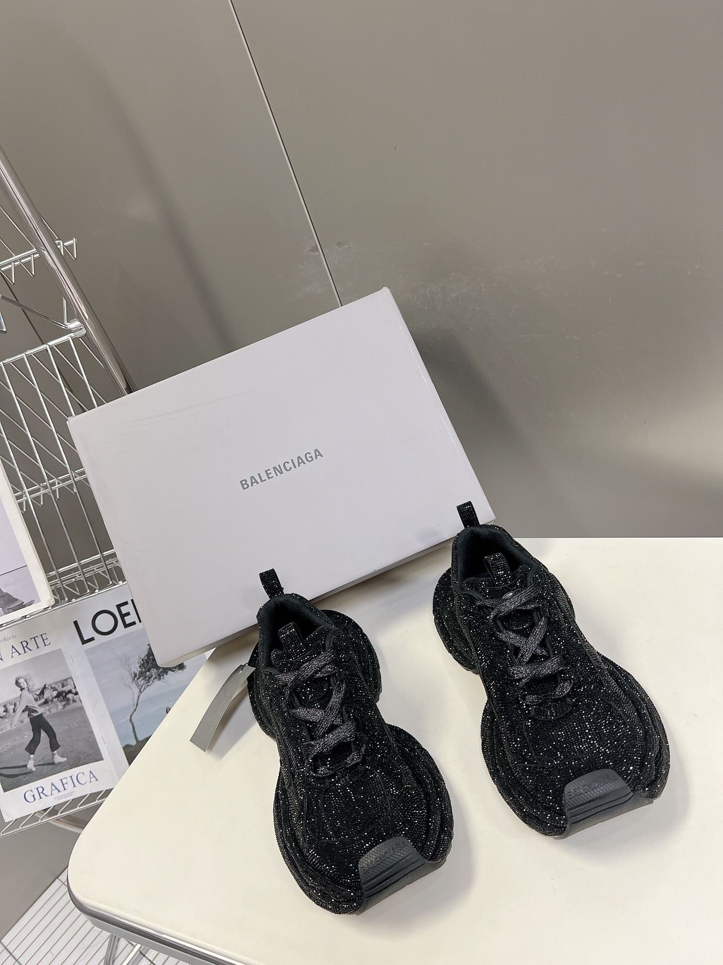 BALENCIAGA巴黎世家手工烫钻3xl系列复古休闲运动鞋系列推出探索时尚界对于原创与挪用的概念以全新