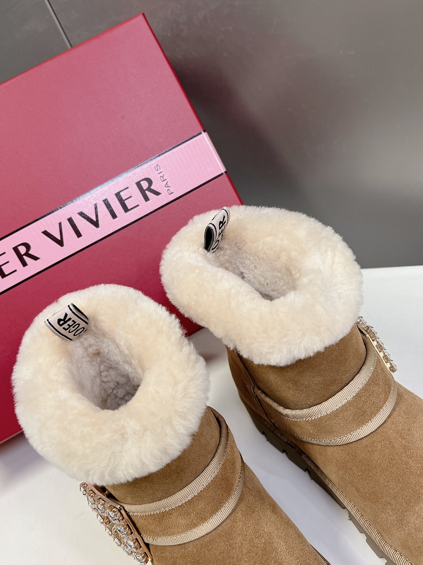 RogerVivier秒杀市场版本今年最美的雪地靴！太懂女人心思了侧钻扣的细节十分精致水晶方扣饰扣羊毛边