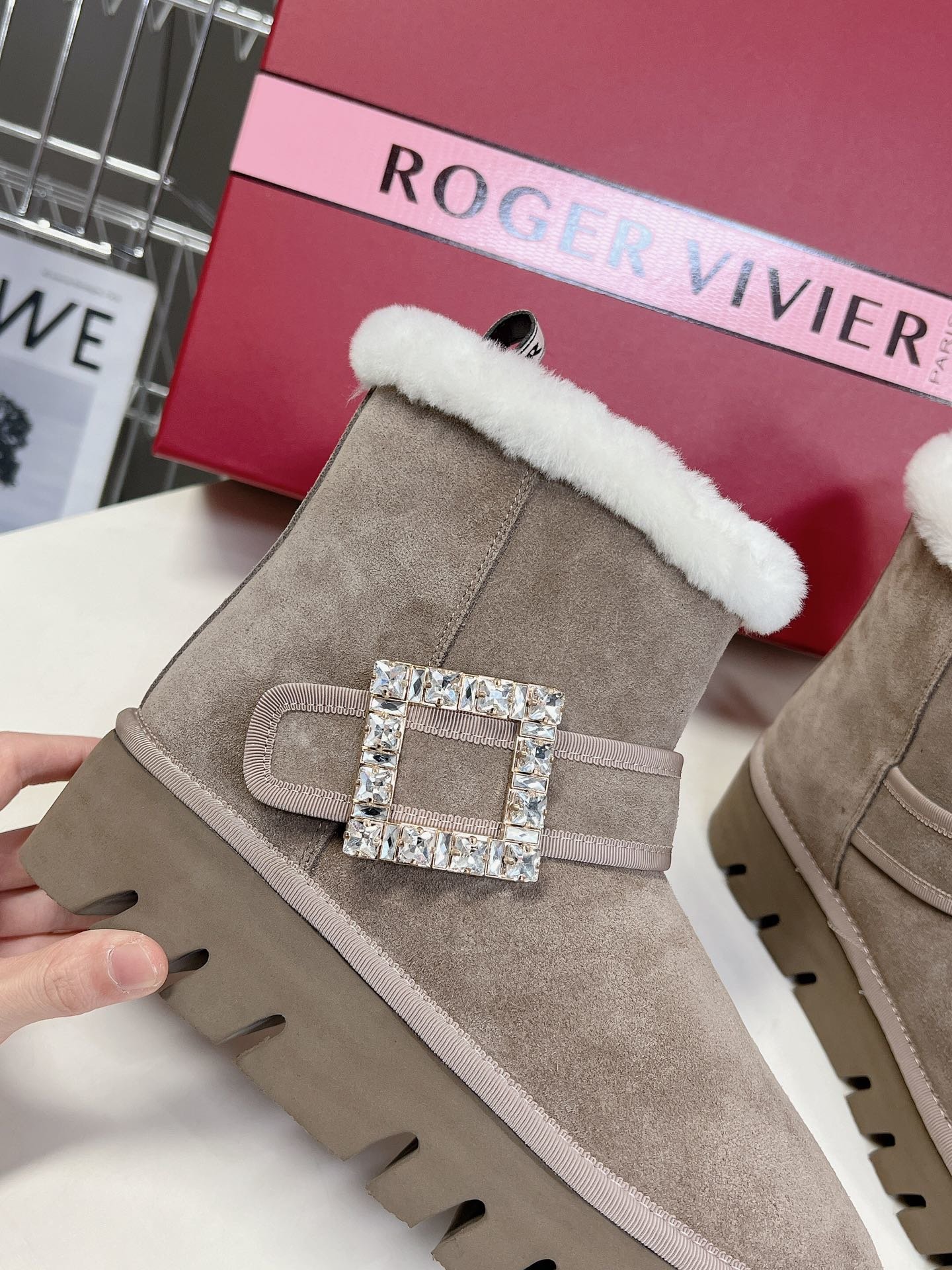 RogerVivier秒杀市场版本今年最美的雪地靴！太懂女人心思了侧钻扣的细节十分精致水晶方扣饰扣羊毛边