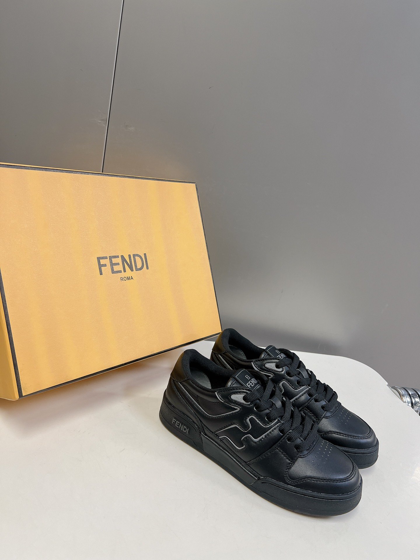 男装10Fendi芬迪经典滑板鞋系列情侣休闲运动鞋FDmatch原版7300购入一比一复刻设计师KimJ