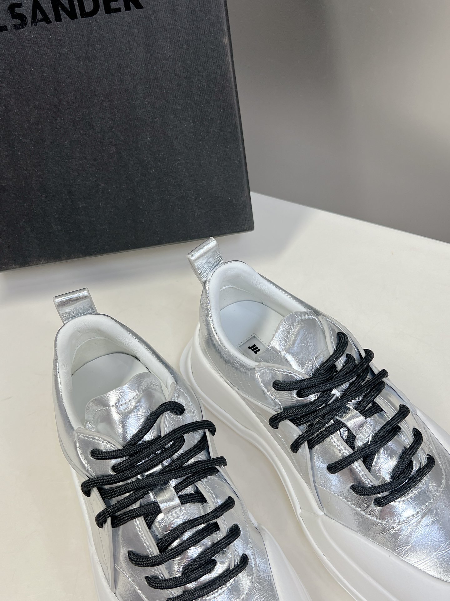 JilSander吉尔桑达最新休闲运动鞋款吉尔在创意总监Lucie和LukeMeier的掌舵下为经典鞋类