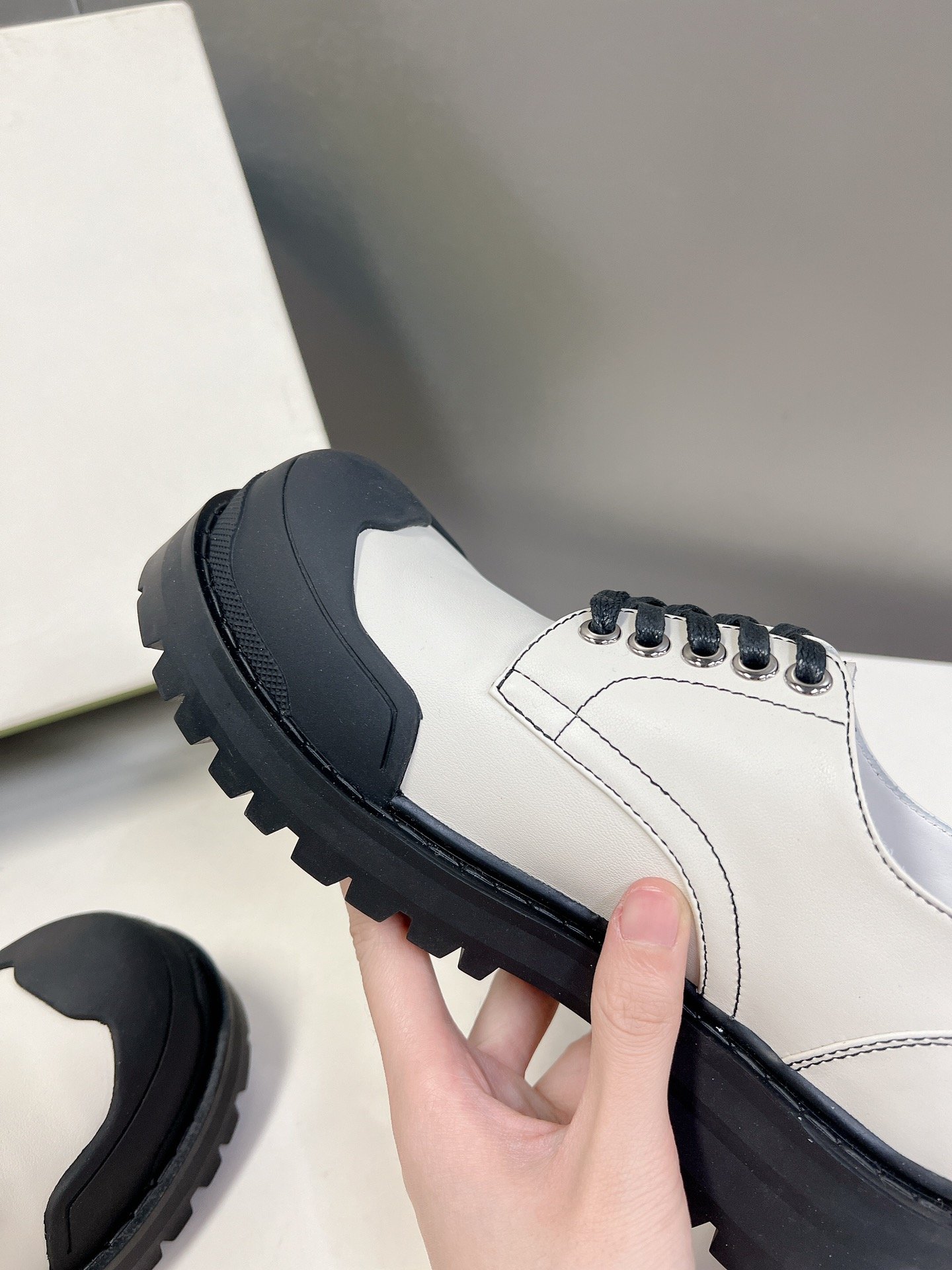 MARNI玛尼春夏走秀款贝壳头休闲鞋在鞋子的前面都搭载了橡胶保护层一方面增加了鞋子的耐磨性另一方面MAR