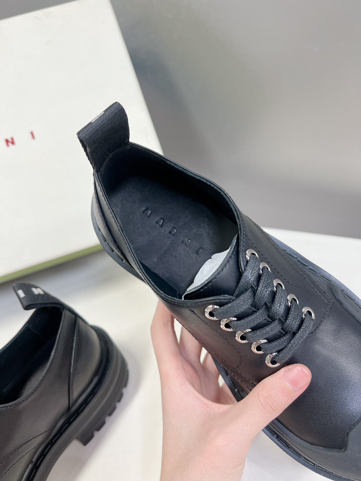 MARNI玛尼春夏走秀款贝壳头休闲鞋在鞋子的前面都搭载了橡胶保护层一方面增加了鞋子的耐磨性另一方面MAR